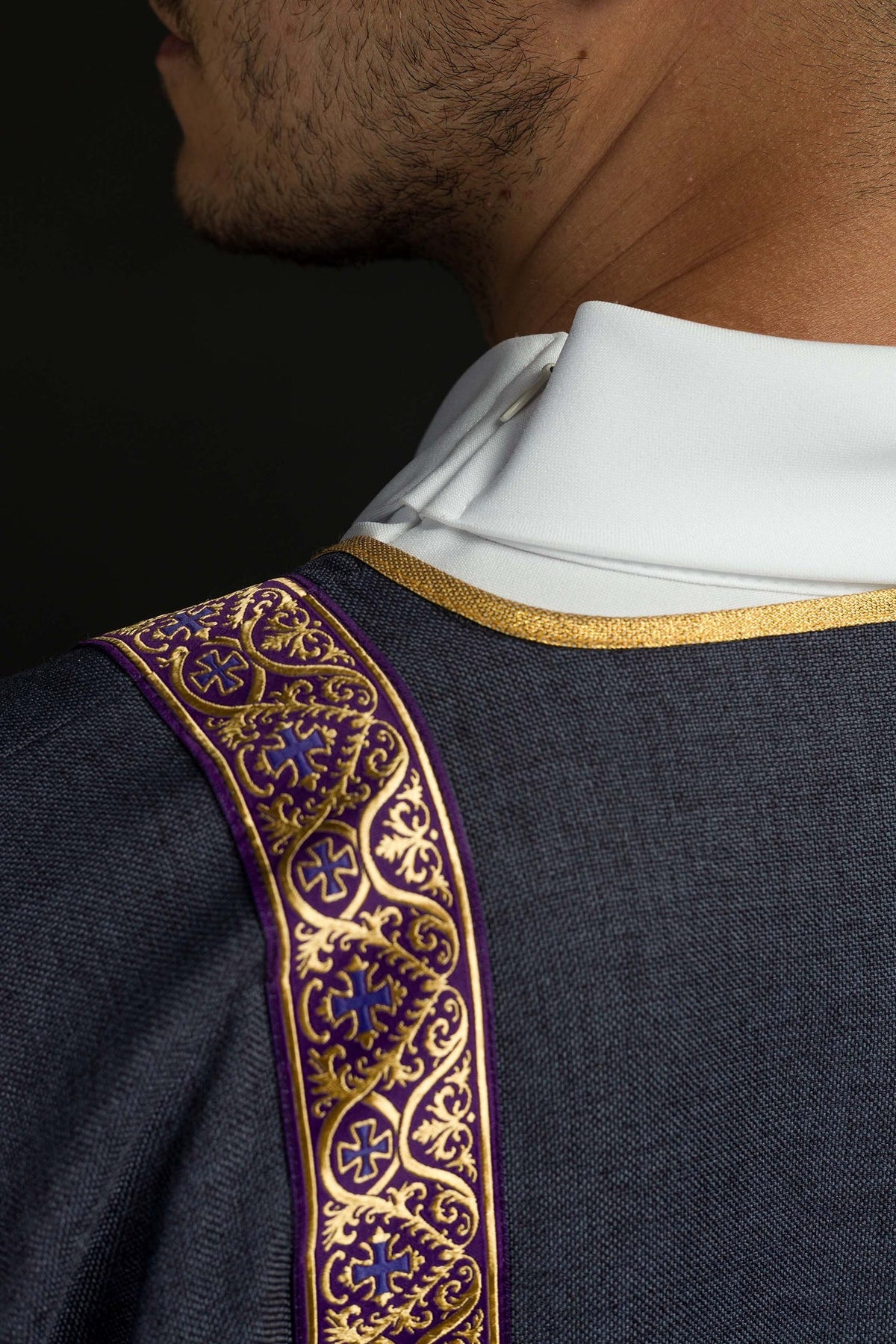 Dalmatyka Fioletowa z Żakardową Tasiemką i Stułą - Adwent/Post - SZATYLITURGICZNE.PL