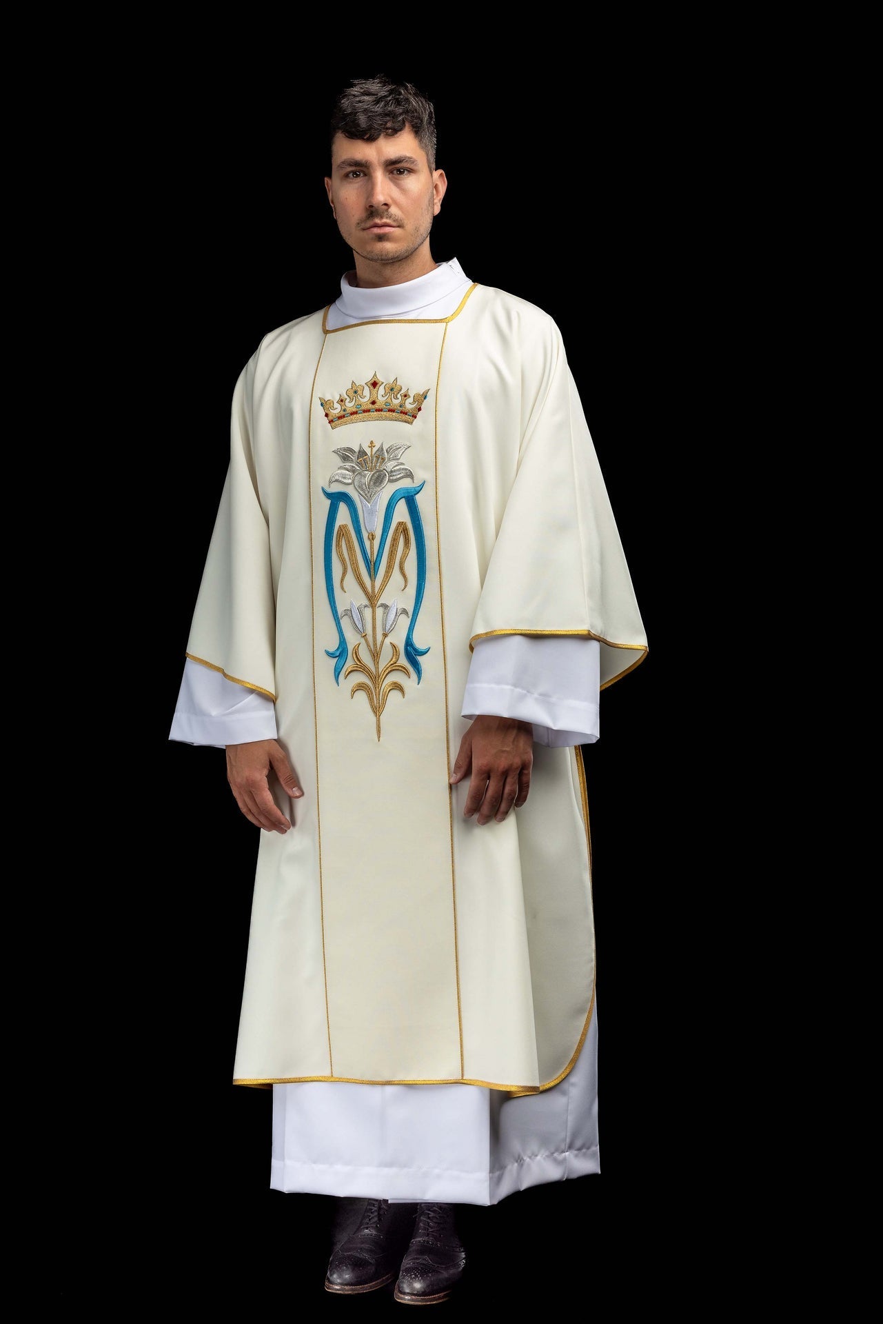 Dalmatyka haftowana z symbolem Maryjnym ecru - SZATYLITURGICZNE.PL