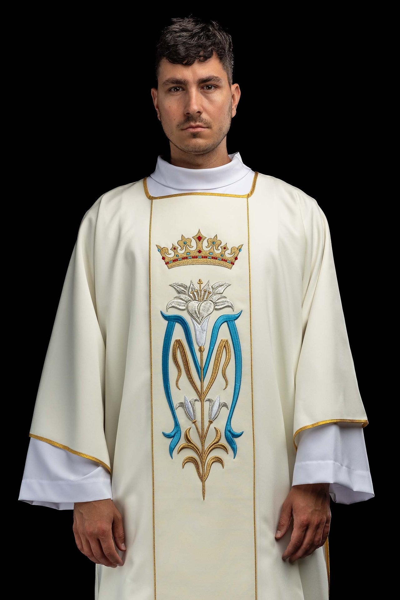 Dalmatyka haftowana z symbolem Maryjnym ecru - SZATYLITURGICZNE.PL