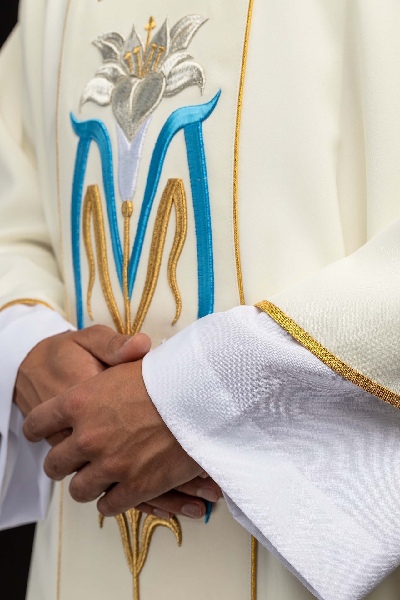 Dalmatyka haftowana z symbolem Maryjnym ecru - SZATYLITURGICZNE.PL