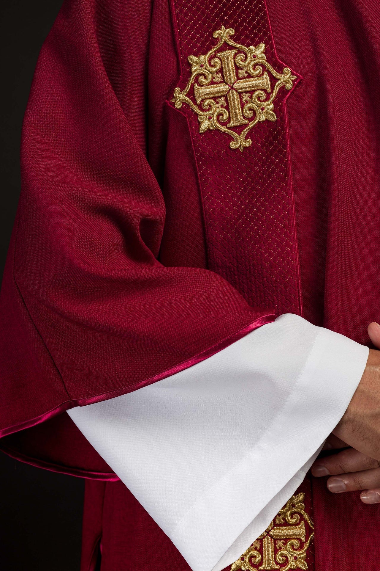 Dalmatyka Liturgiczna Czerwona Aksamitna z Krzyżem - Elegancka - SZATYLITURGICZNE.PL
