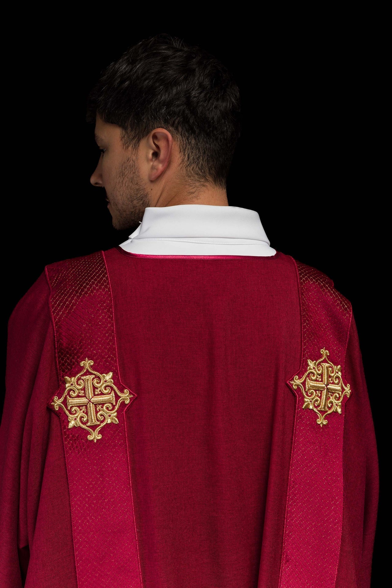 Dalmatyka Liturgiczna Czerwona Aksamitna z Krzyżem - Elegancka - SZATYLITURGICZNE.PL