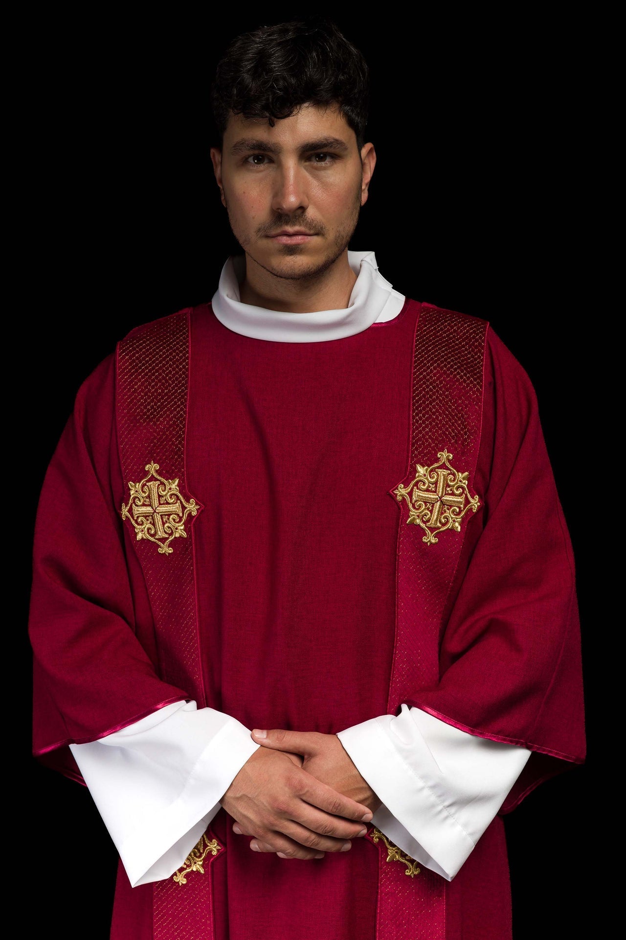 Dalmatyka Liturgiczna Czerwona Aksamitna z Krzyżem - Elegancka - SZATYLITURGICZNE.PL