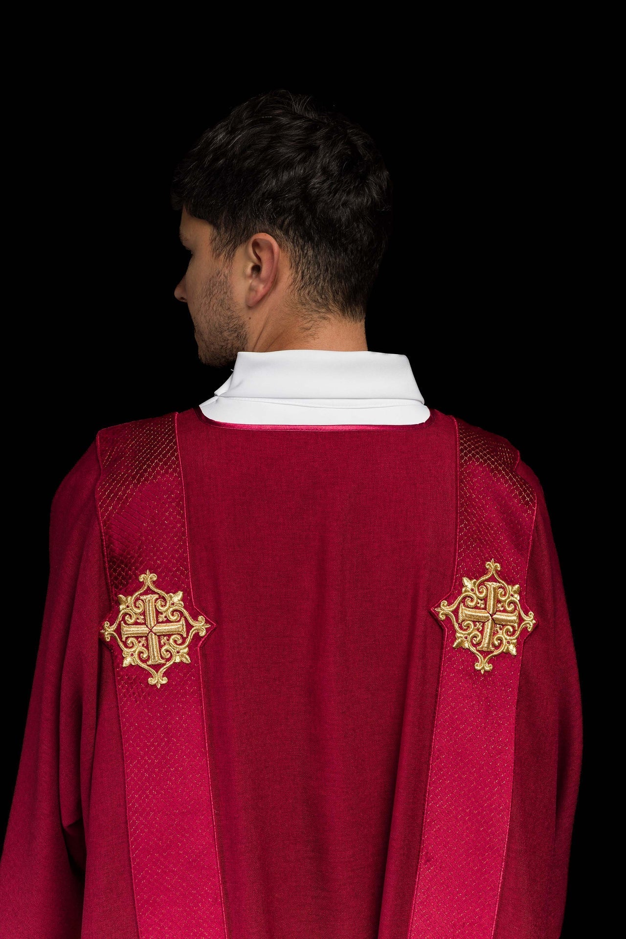 Dalmatyka Liturgiczna Czerwona Aksamitna z Krzyżem - Elegancka - SZATYLITURGICZNE.PL