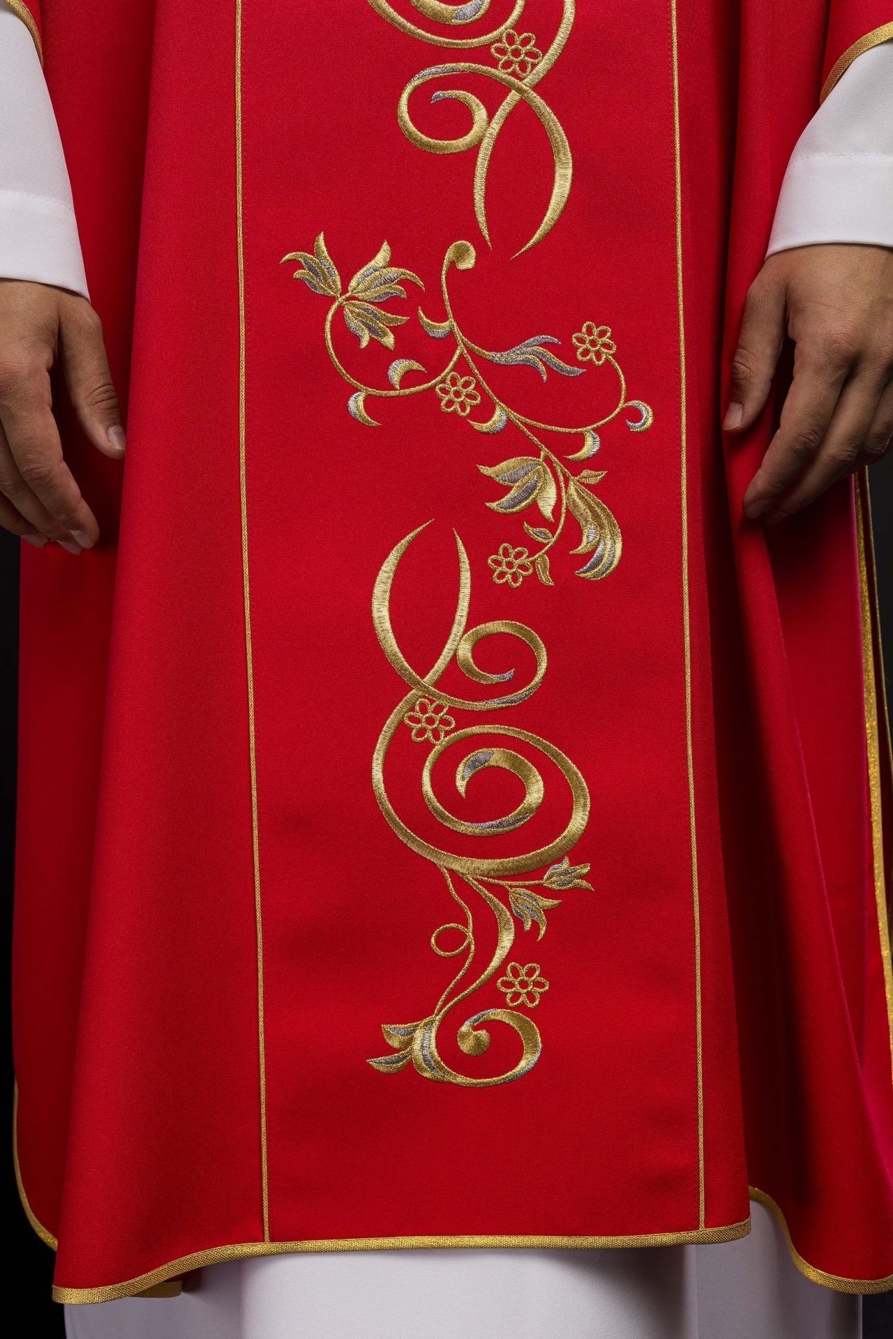 Dalmatyka Liturgiczna Czerwona z Haftem IHS - Komplet ze Stułą - SZATYLITURGICZNE.PL