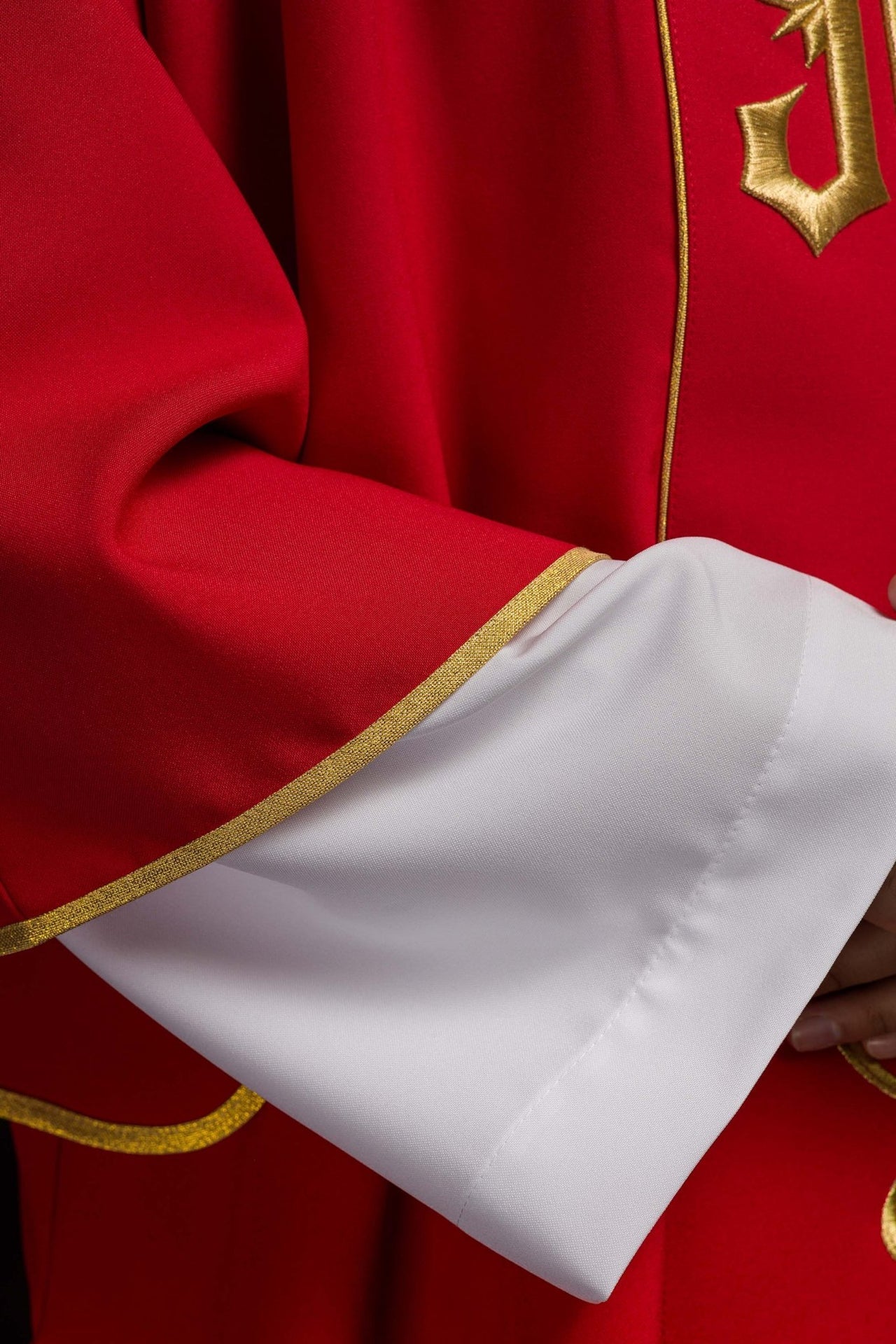 Dalmatyka Liturgiczna Czerwona z Haftem IHS - Komplet ze Stułą - SZATYLITURGICZNE.PL