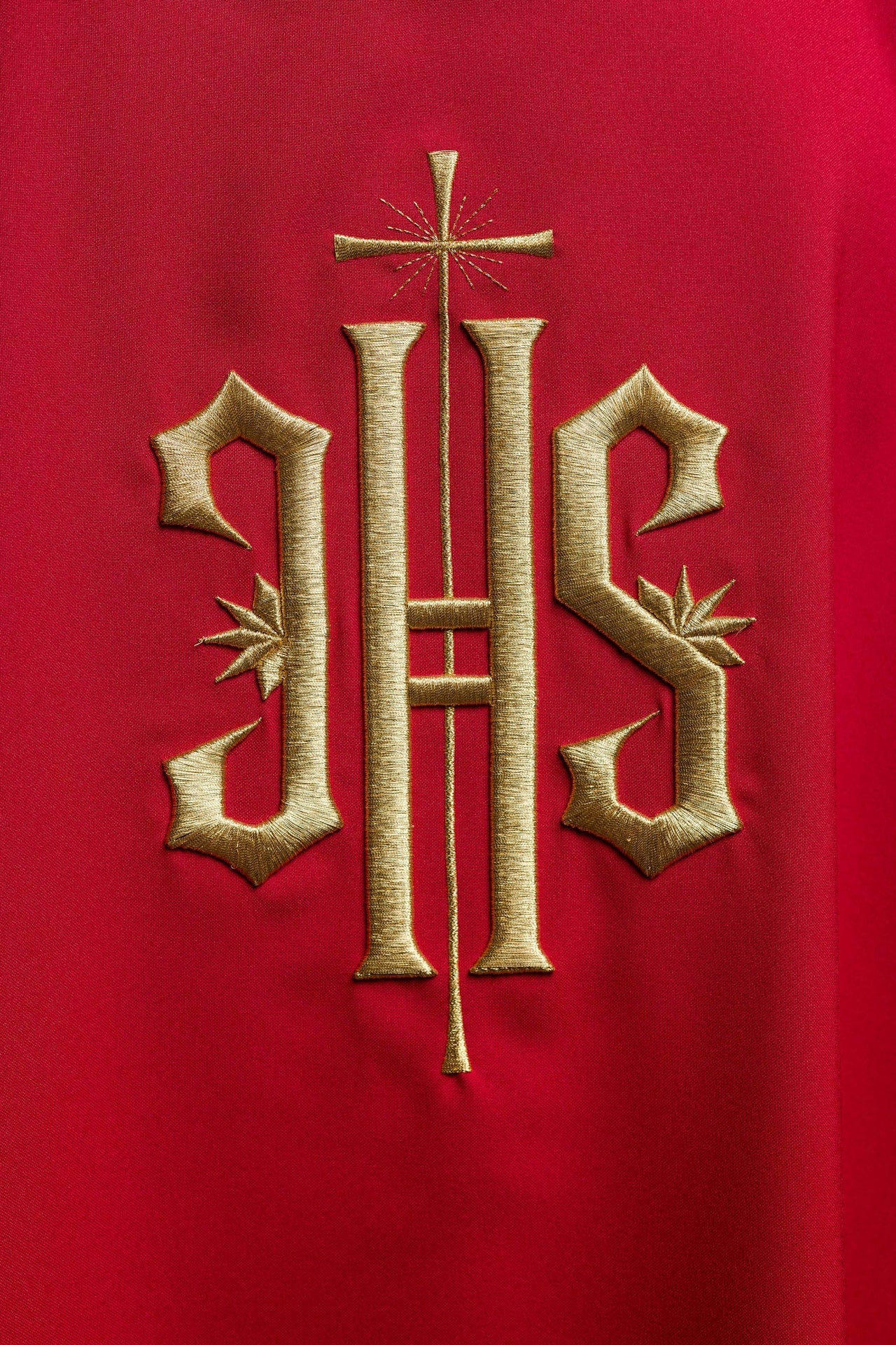 Dalmatyka Liturgiczna Czerwona z Haftem IHS - Złota Lamówka - SZATYLITURGICZNE.PL