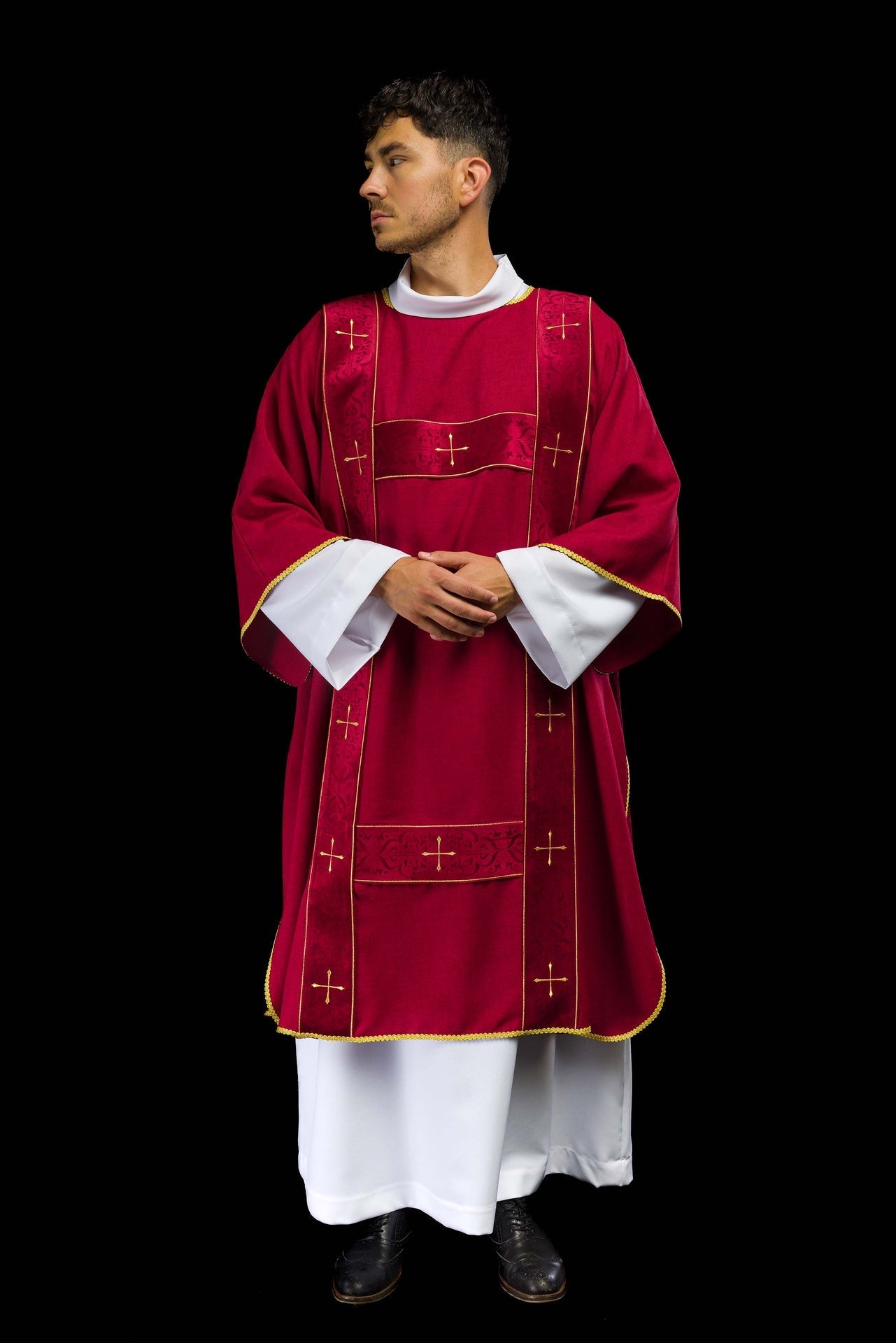 Dalmatyka Liturgiczna Czerwona z Haftem Złotego Krzyża i Aksamitnymi Pasami - SZATYLITURGICZNE.PL