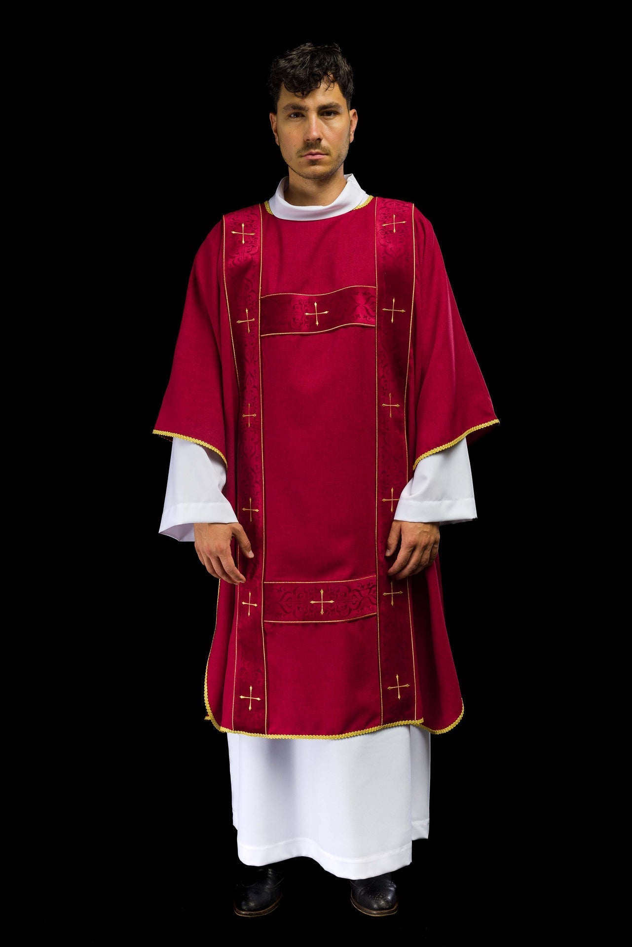 Dalmatyka Liturgiczna Czerwona z Haftem Złotego Krzyża i Aksamitnymi Pasami - SZATYLITURGICZNE.PL