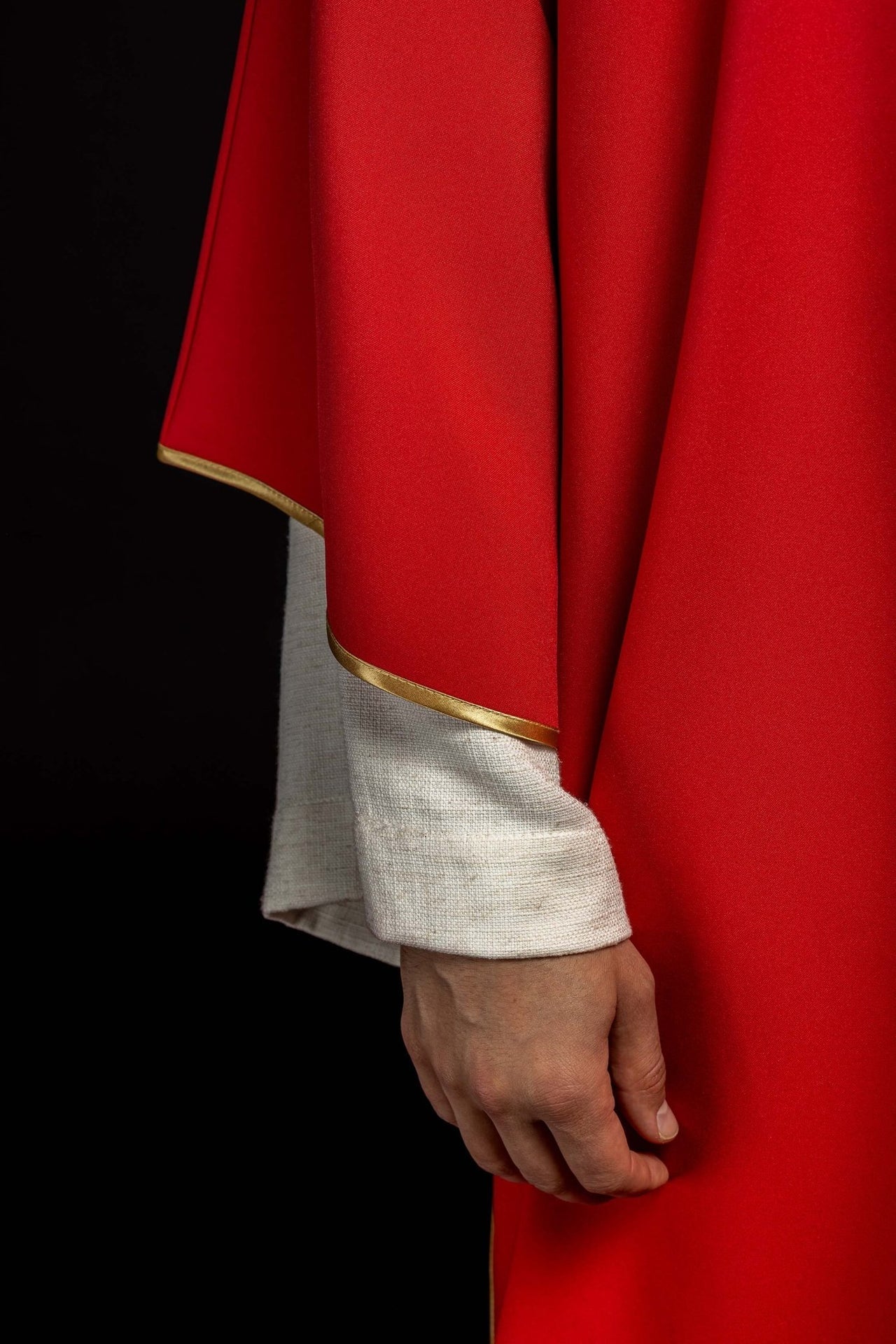 Dalmatyka Liturgiczna Czerwona z Haftowanym Krzyżem Pax i Złotą Lamówką - SZATYLITURGICZNE.PL