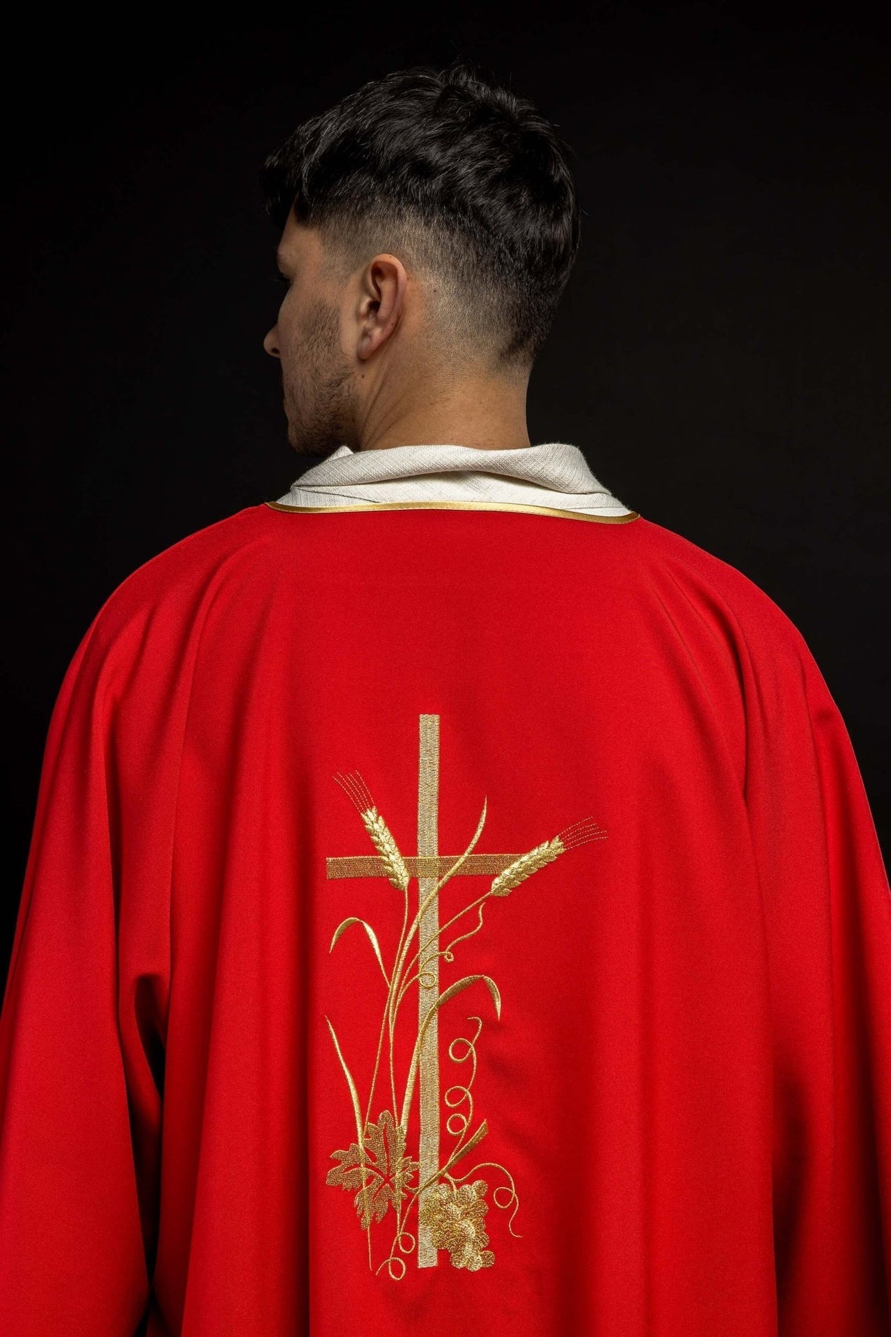 Dalmatyka Liturgiczna Czerwona z Haftowanym Krzyżem Pax i Złotą Lamówką - SZATYLITURGICZNE.PL