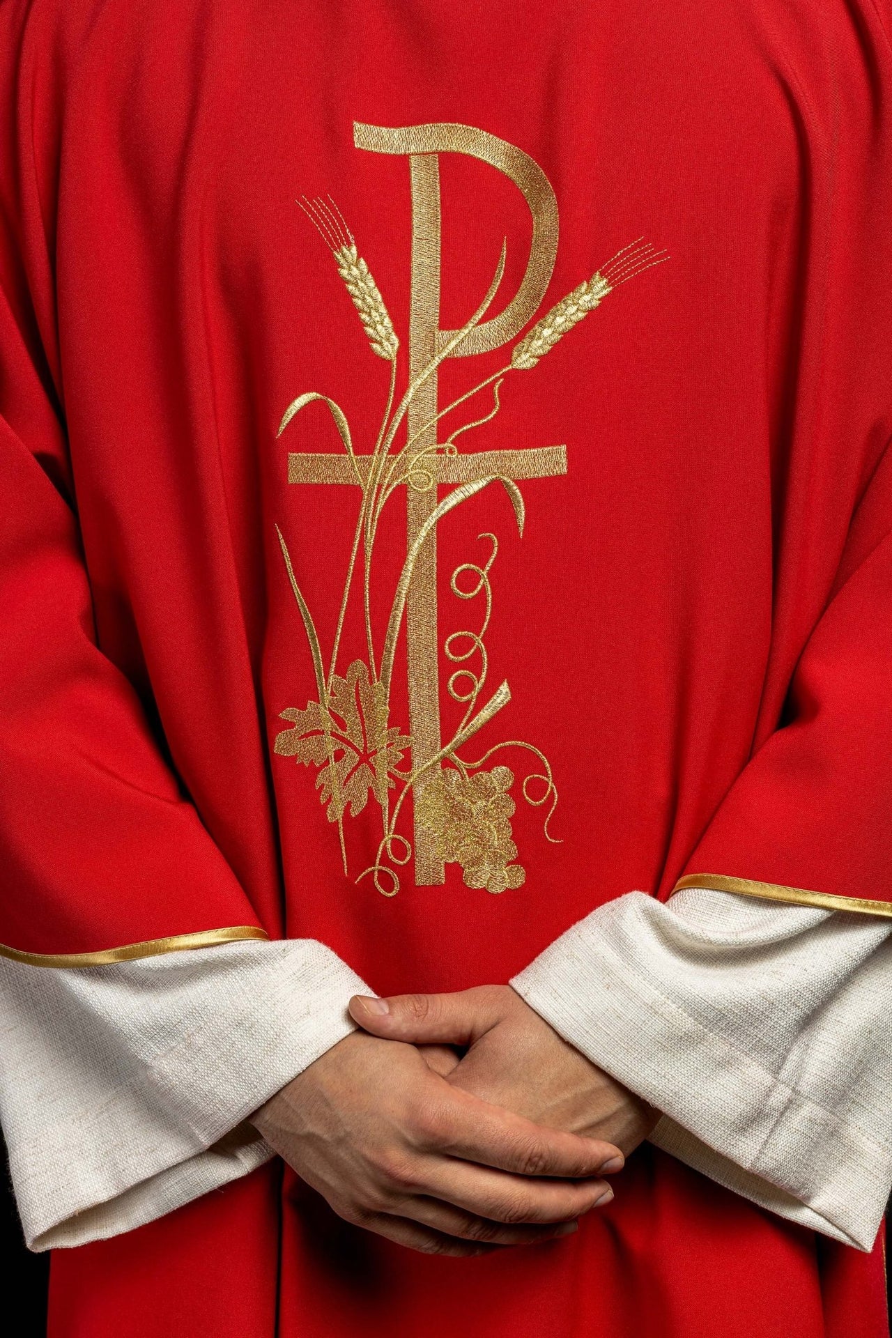 Dalmatyka Liturgiczna Czerwona z Haftowanym Krzyżem Pax i Złotą Lamówką - SZATYLITURGICZNE.PL