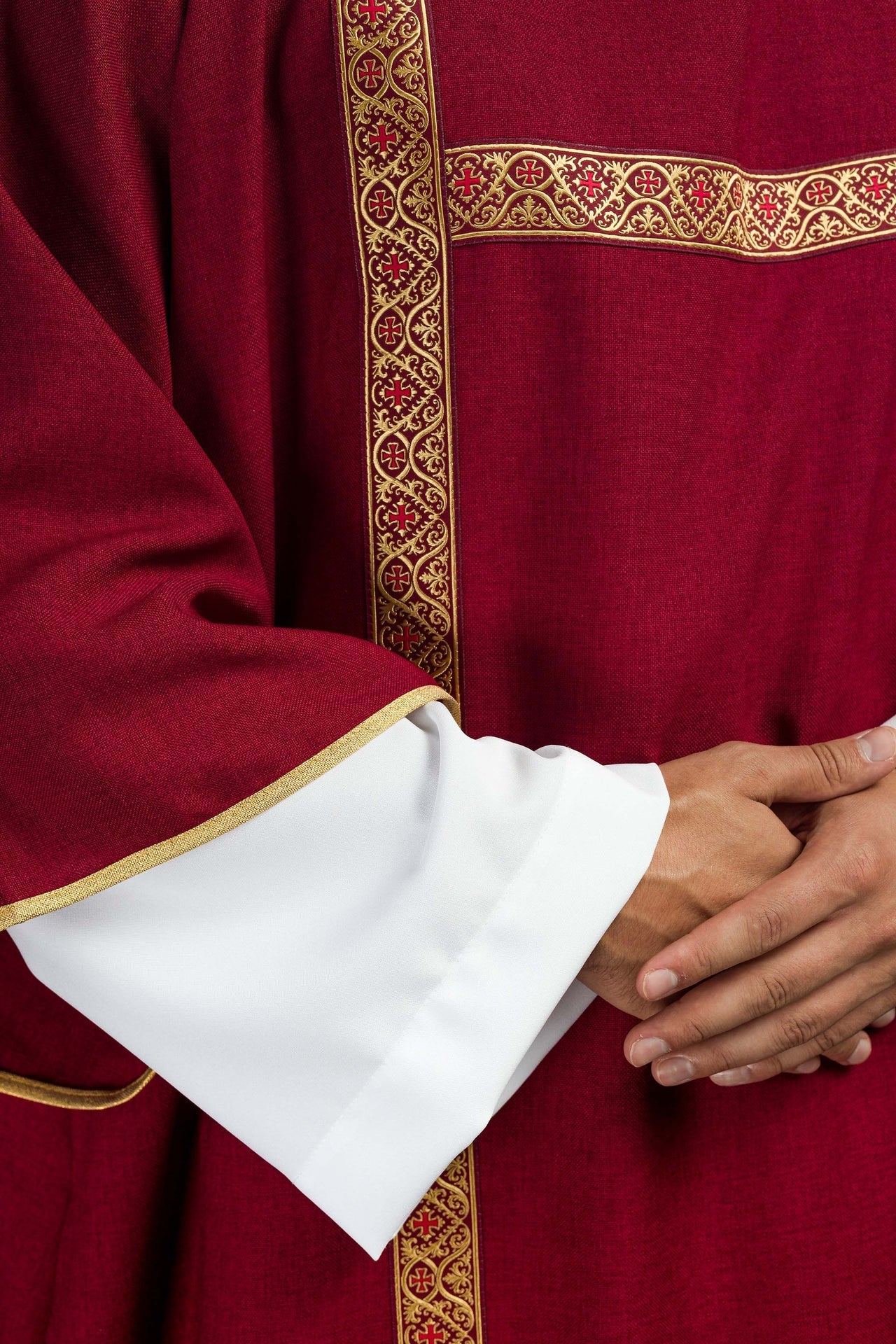Dalmatyka Liturgiczna Czerwona ze Złotą Taśmą Żakardową - SZATYLITURGICZNE.PL