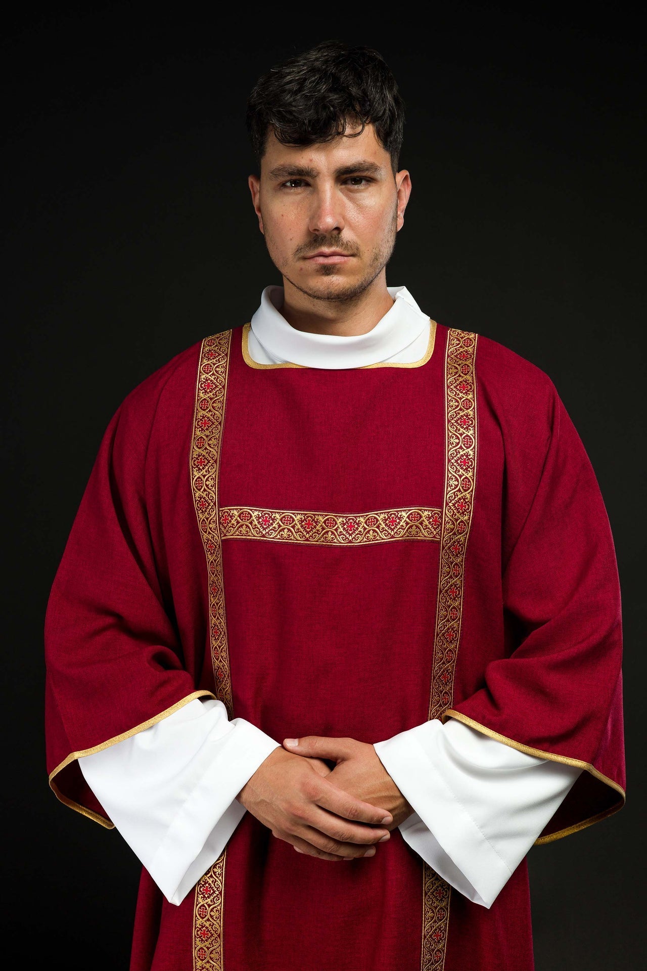 Dalmatyka Liturgiczna Czerwona ze Złotą Taśmą Żakardową - SZATYLITURGICZNE.PL