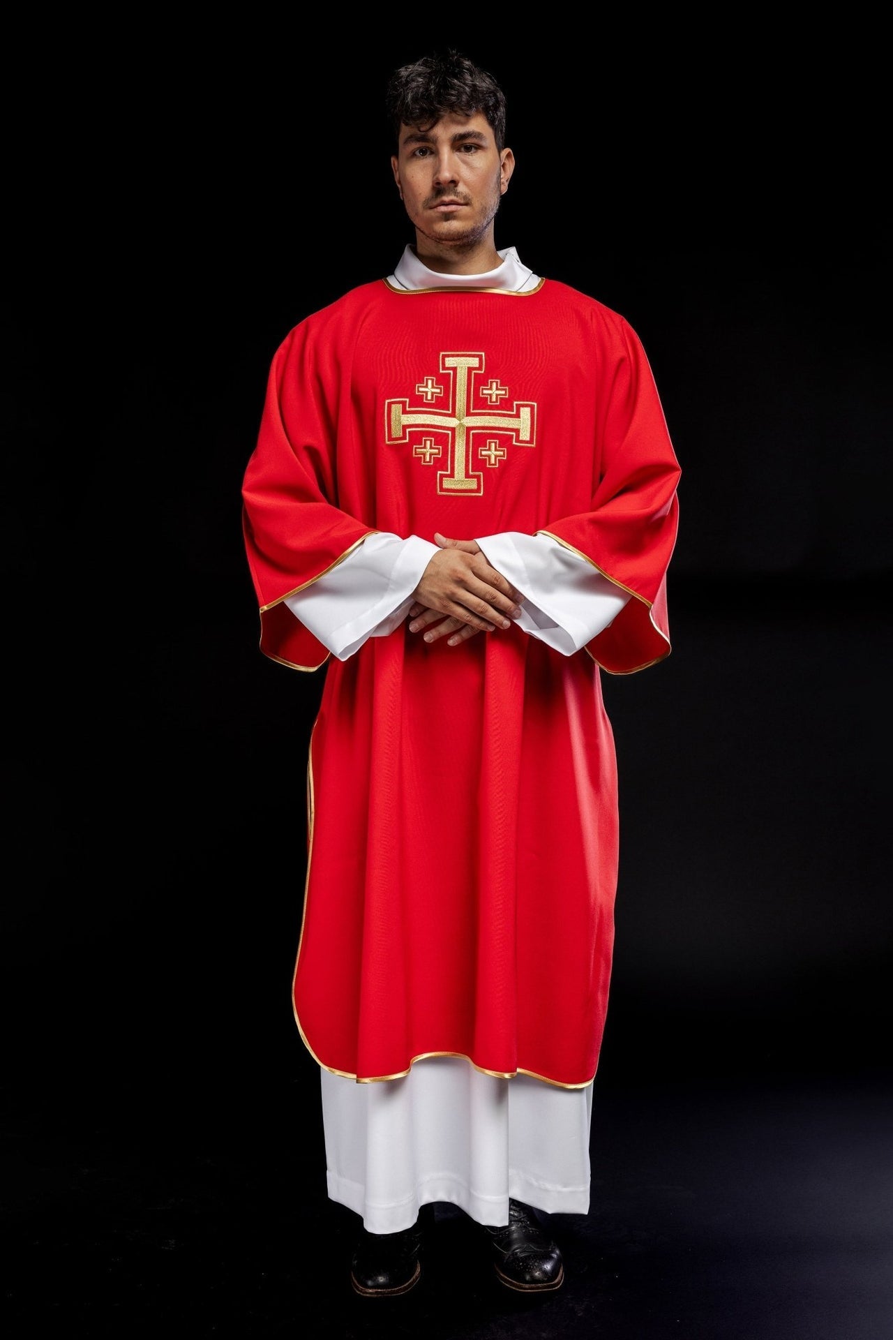 Dalmatyka Liturgiczna Czerwona Złote Krzyże - Elegancka Szata - SZATYLITURGICZNE.PL