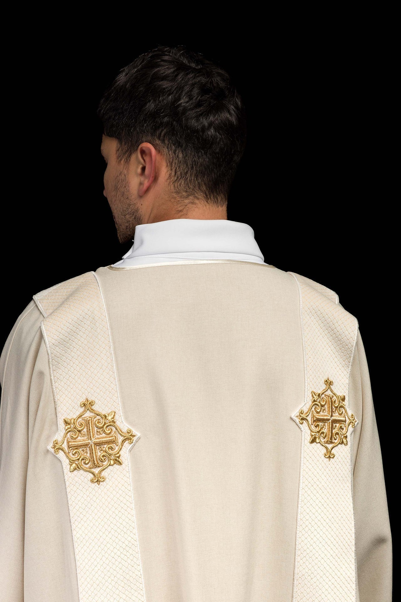 Dalmatyka Liturgiczna Ecru Aksamitna z Krzyżem - Szaty Liturgiczne - SZATYLITURGICZNE.PL