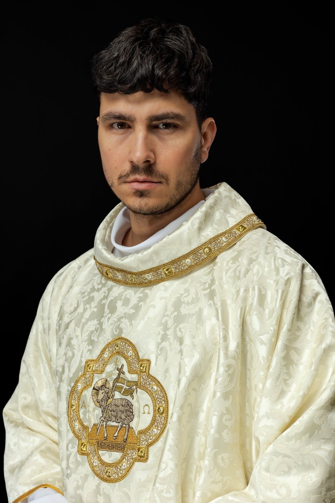 Dalmatyka Liturgiczna Ecru Baranek Wielkanocny Złoty Haft - SZATYLITURGICZNE.PL