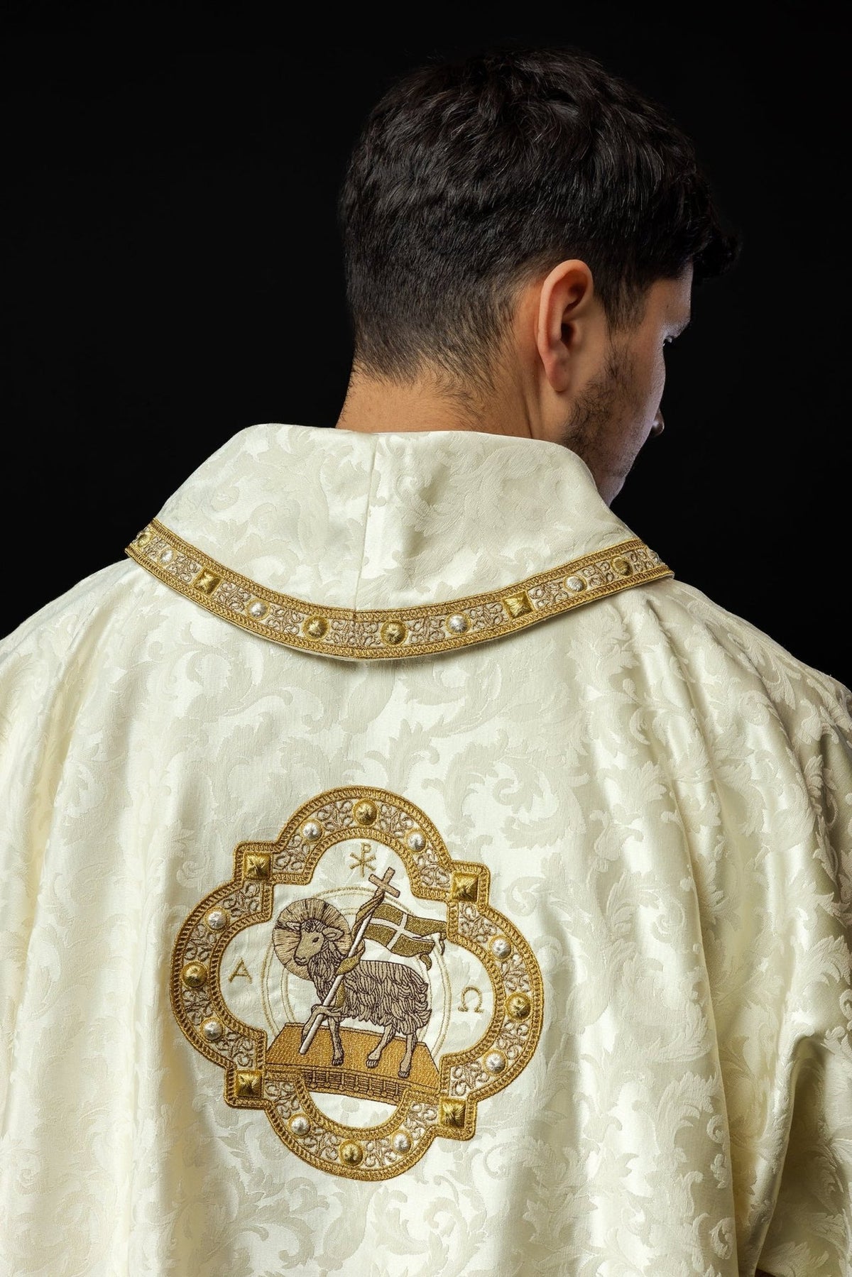 Dalmatyka Liturgiczna Ecru Baranek Wielkanocny Złoty Haft - SZATYLITURGICZNE.PL