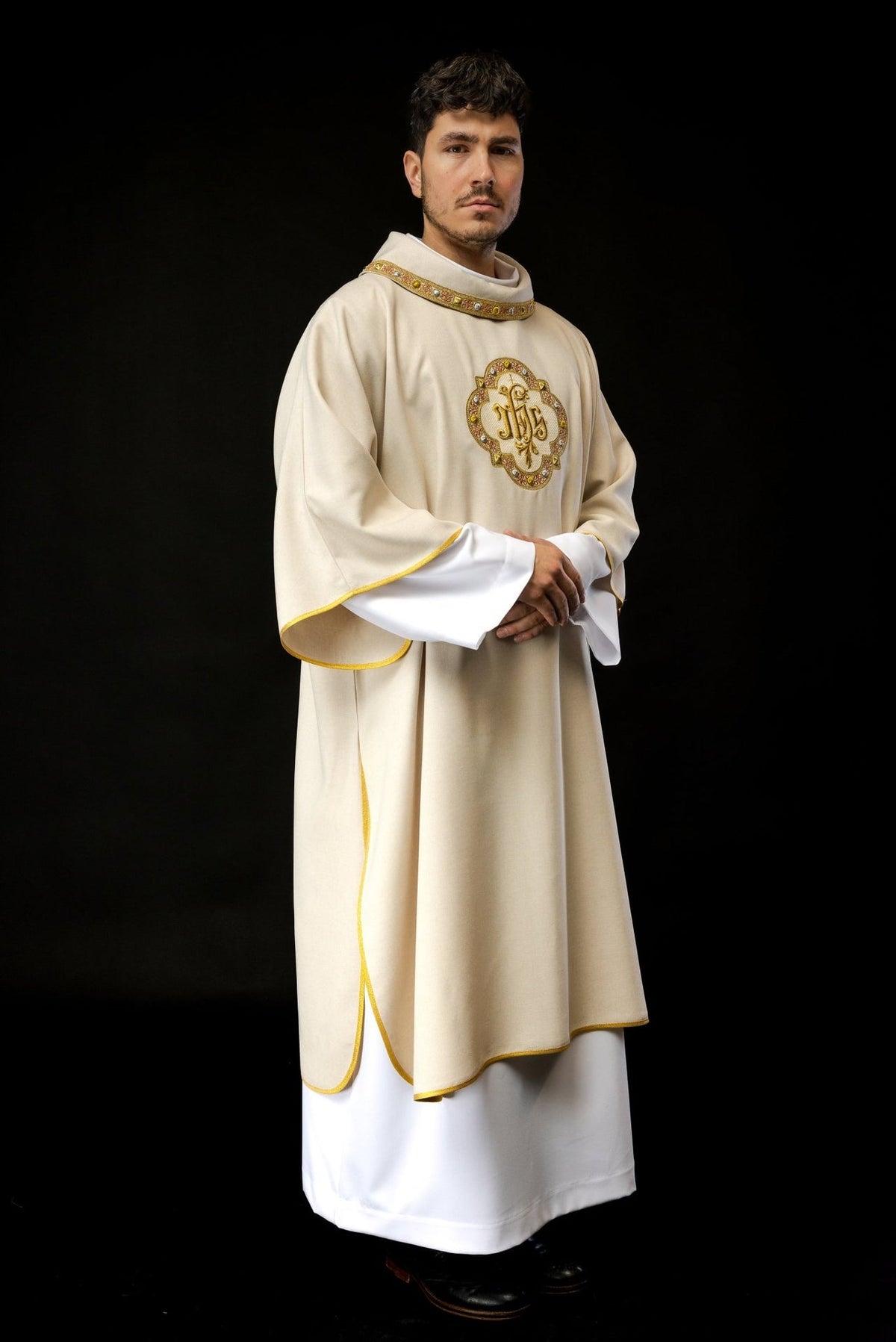 Dalmatyka Liturgiczna Ecru IHS Haft - Polska Produkcja - SZATYLITURGICZNE.PL