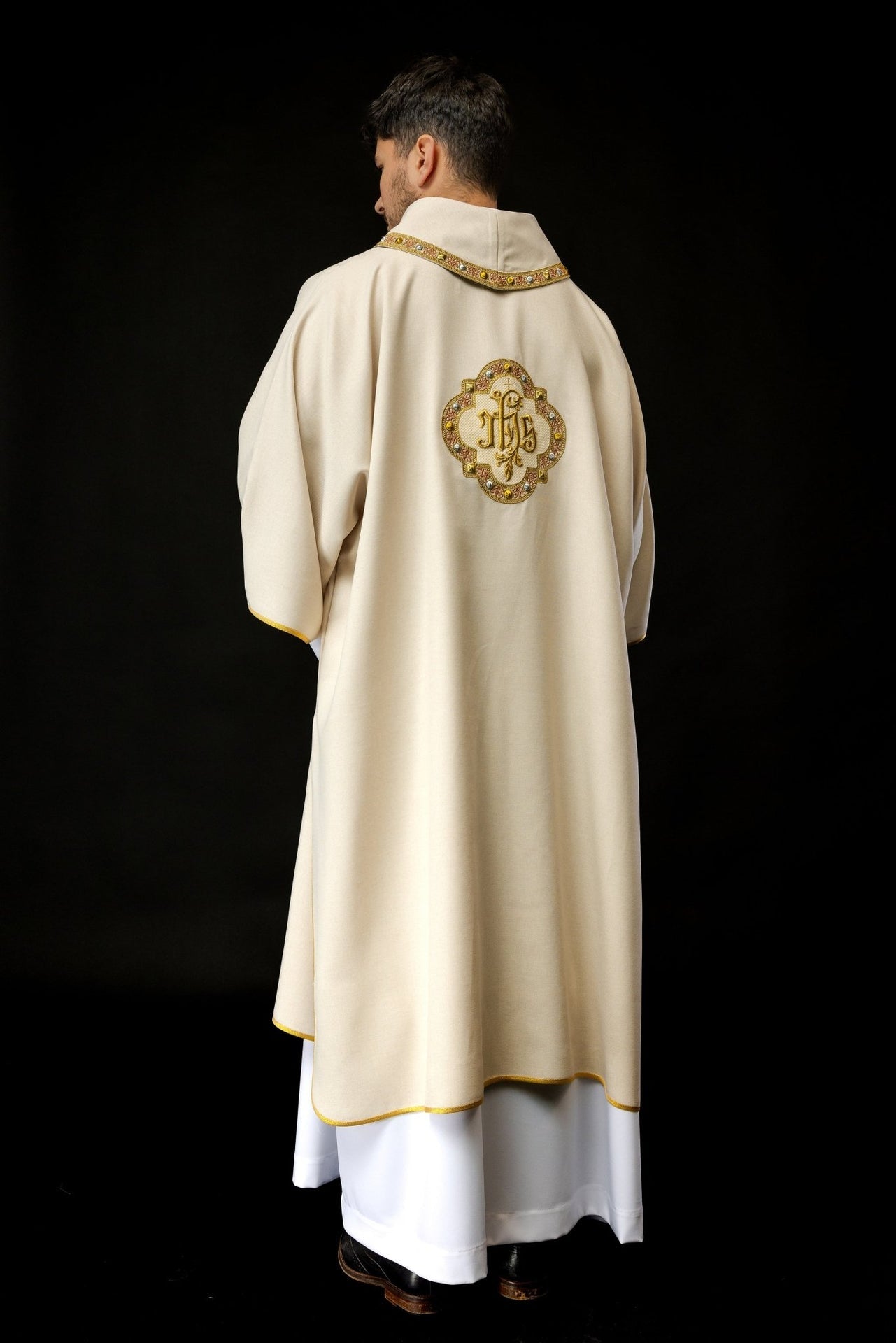 Dalmatyka Liturgiczna Ecru IHS Haft - Polska Produkcja - SZATYLITURGICZNE.PL