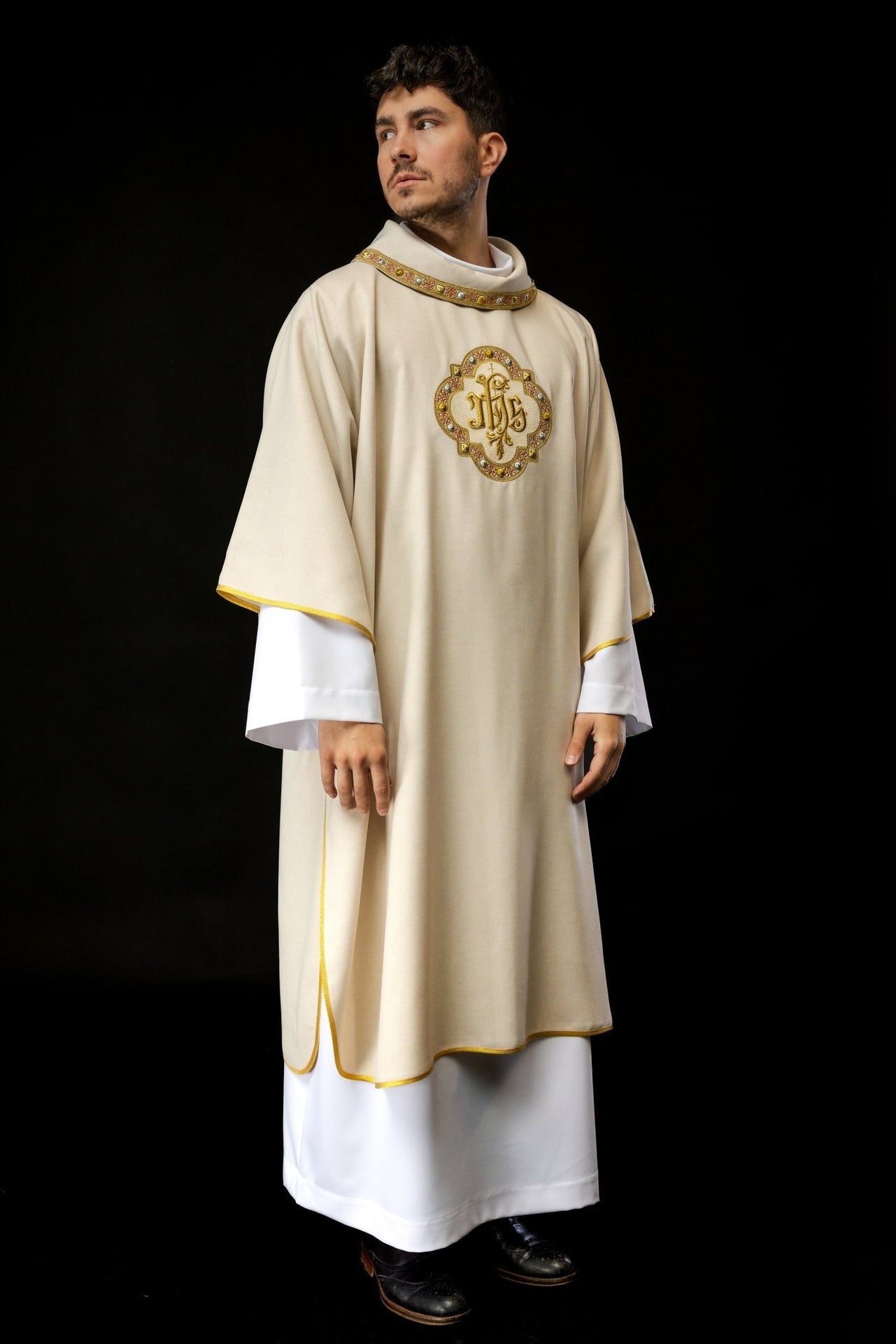 Dalmatyka Liturgiczna Ecru IHS Haft - Polska Produkcja - SZATYLITURGICZNE.PL