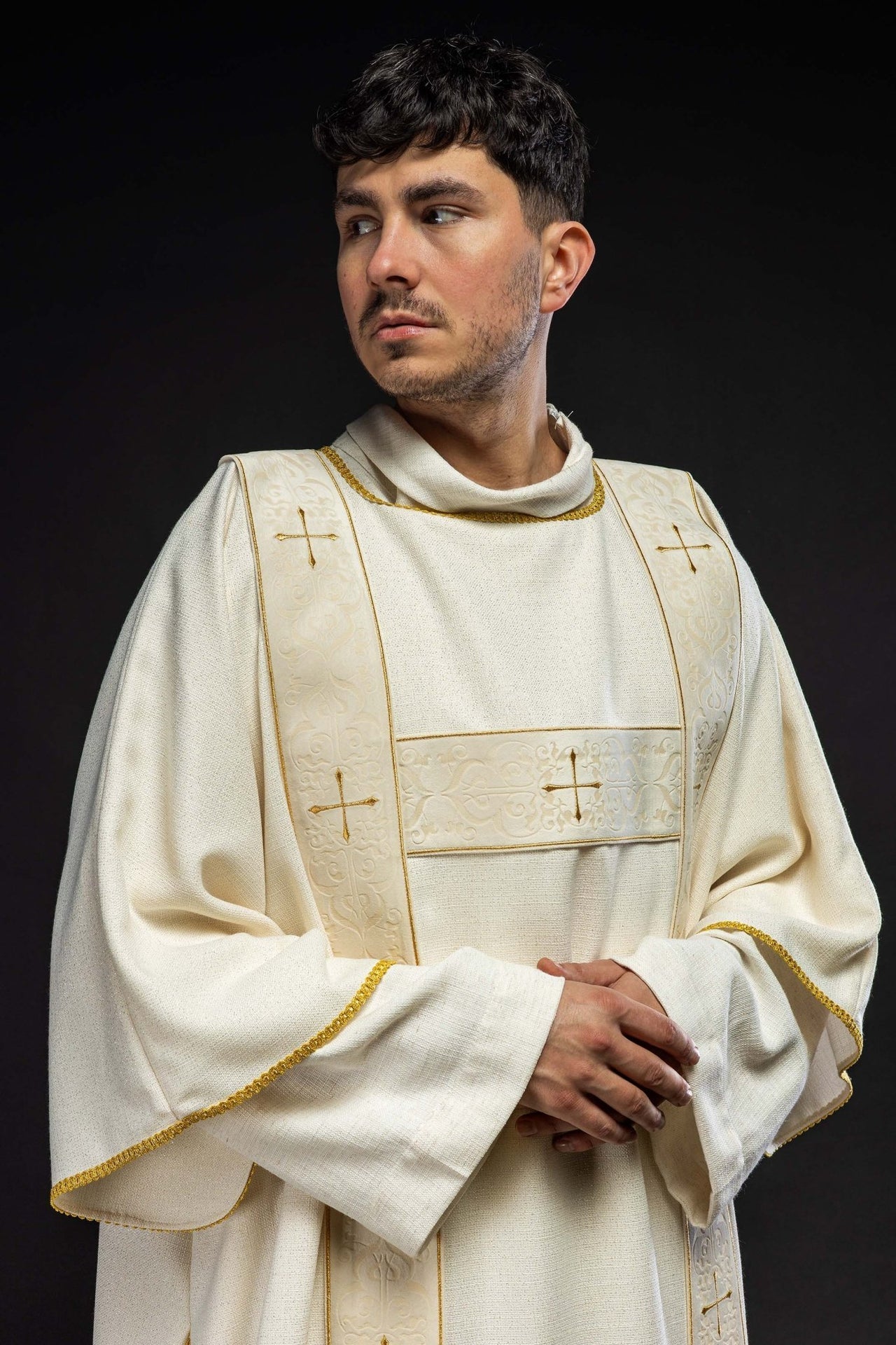 Dalmatyka Liturgiczna Ecru z Aksamitnymi Pasami i Złotym Krzyżem - SZATYLITURGICZNE.PL