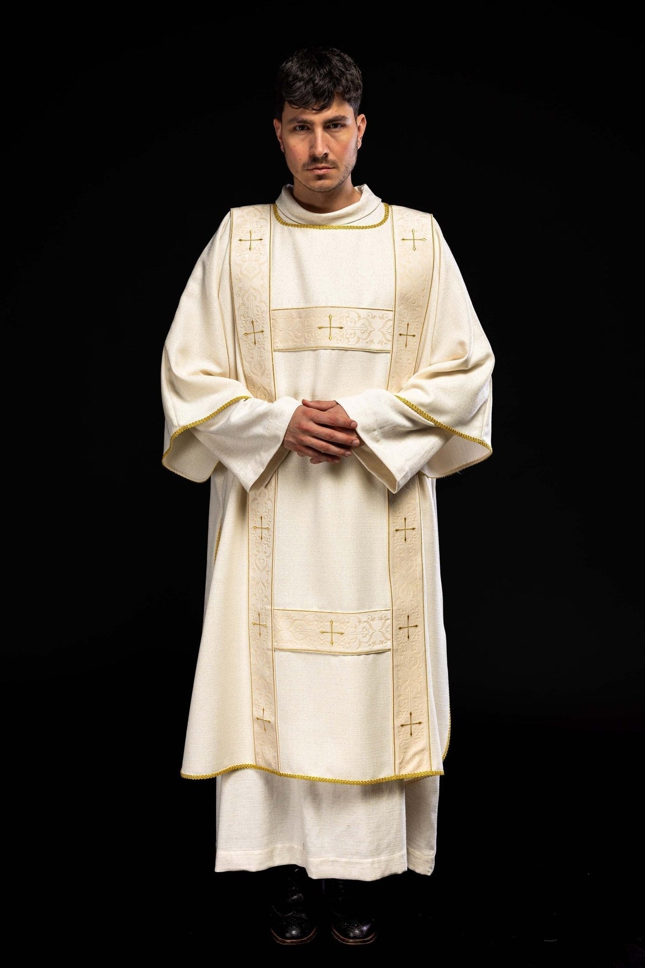 Dalmatyka Liturgiczna Ecru z Aksamitnymi Pasami i Złotym Krzyżem - SZATYLITURGICZNE.PL
