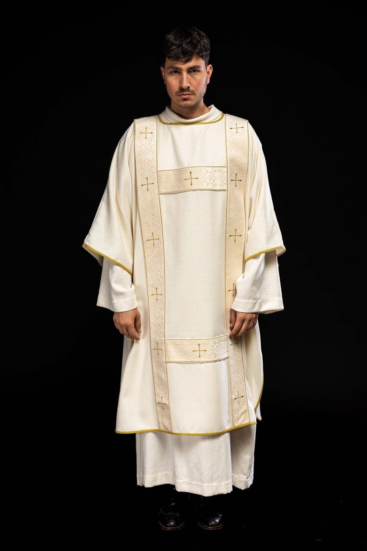 Dalmatyka Liturgiczna Ecru z Aksamitnymi Pasami i Złotym Krzyżem - SZATYLITURGICZNE.PL
