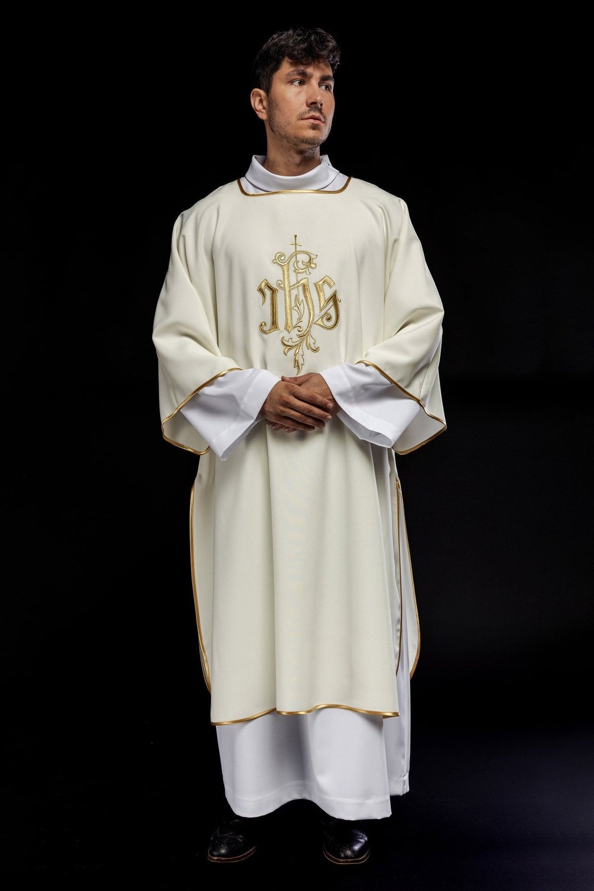 Dalmatyka Liturgiczna Ecru z Haftem IHS - Komplet ze Stułą - SZATYLITURGICZNE.PL
