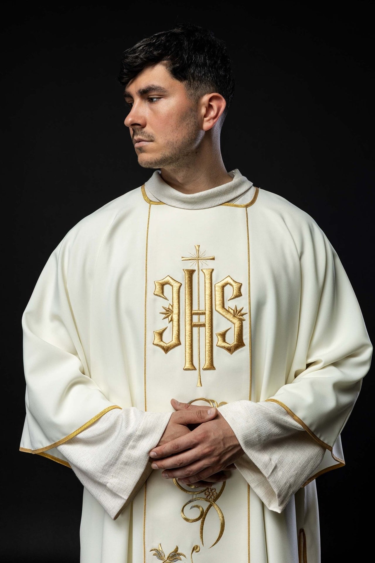 Dalmatyka Liturgiczna Ecru z Haftem IHS - Złota Lamówka - SZATYLITURGICZNE.PL