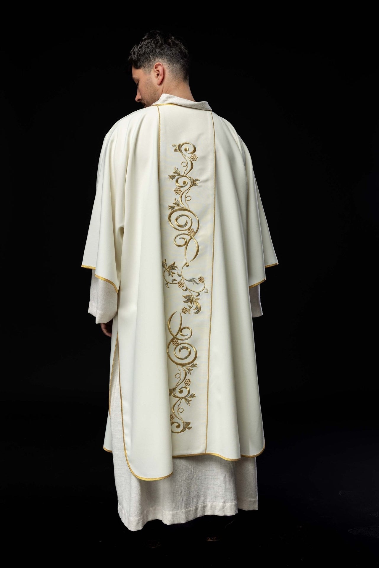 Dalmatyka Liturgiczna Ecru z Haftem IHS - Złota Lamówka - SZATYLITURGICZNE.PL
