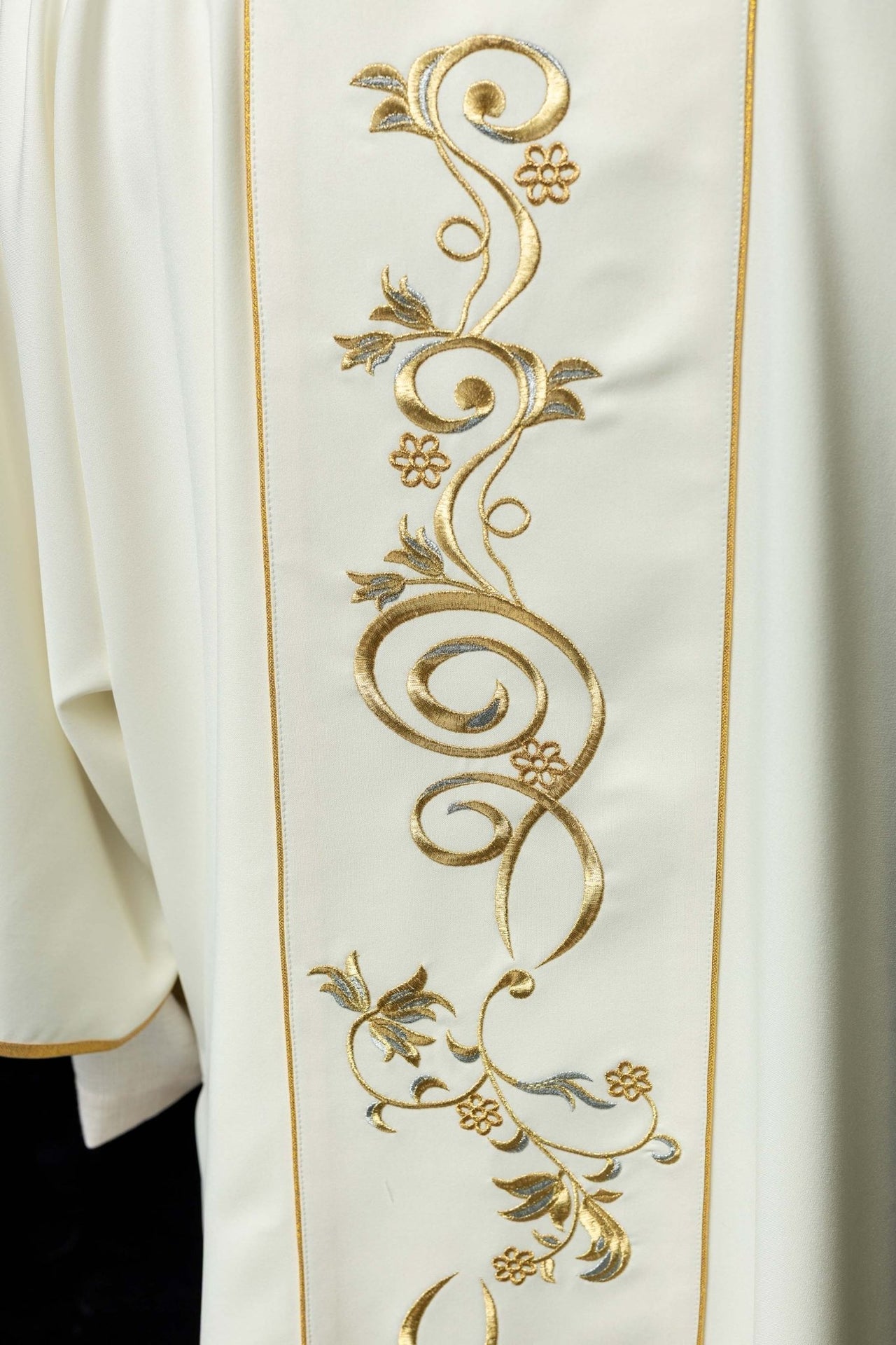Dalmatyka Liturgiczna Ecru z Haftem IHS - Złota Lamówka - SZATYLITURGICZNE.PL