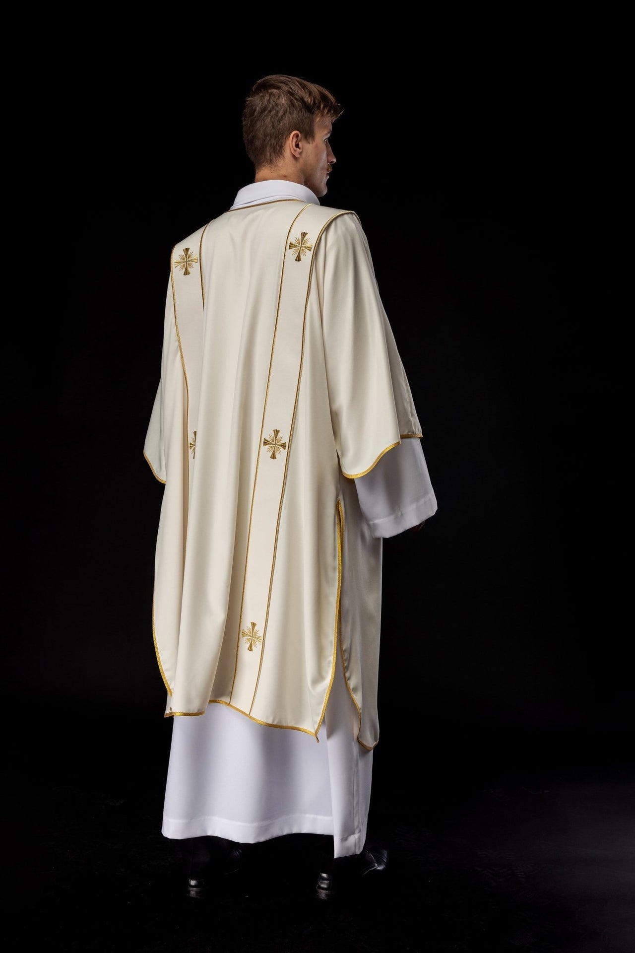 Dalmatyka Liturgiczna Ecru z Haftowanymi Złotymi Krzyżami i Pasami - SZATYLITURGICZNE.PL