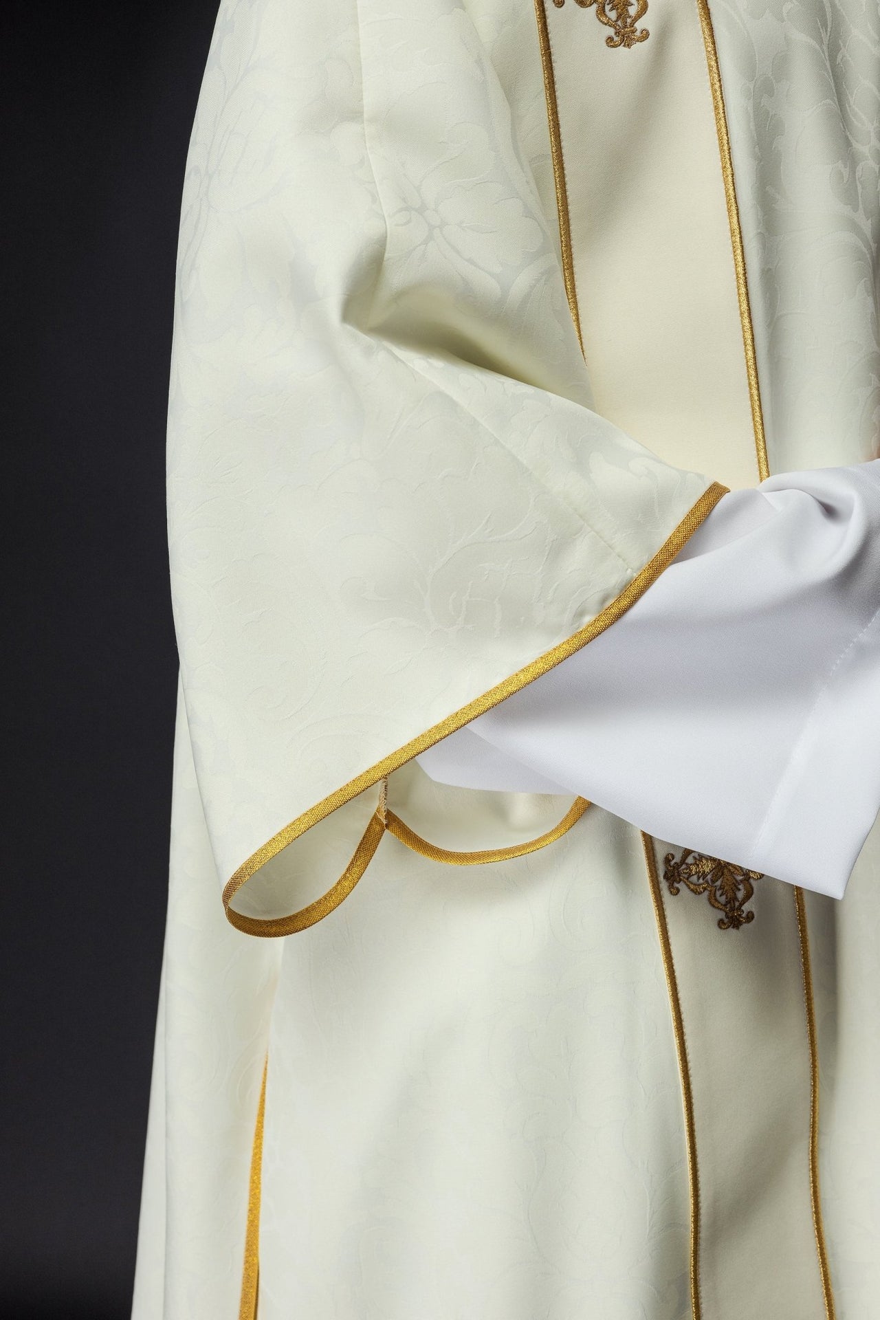 Dalmatyka Liturgiczna Ecru ze Złotym Krzyżem - Haftowana - SZATYLITURGICZNE.PL