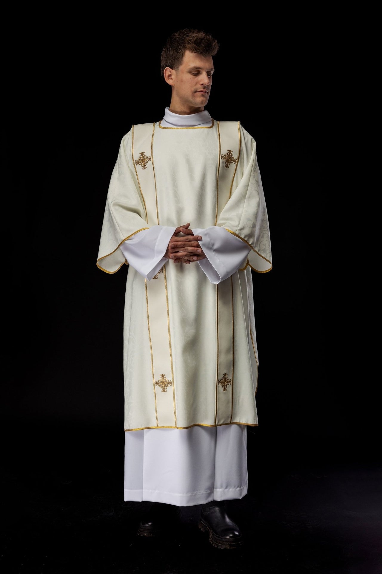 Dalmatyka Liturgiczna Ecru ze Złotym Krzyżem - Haftowana - SZATYLITURGICZNE.PL