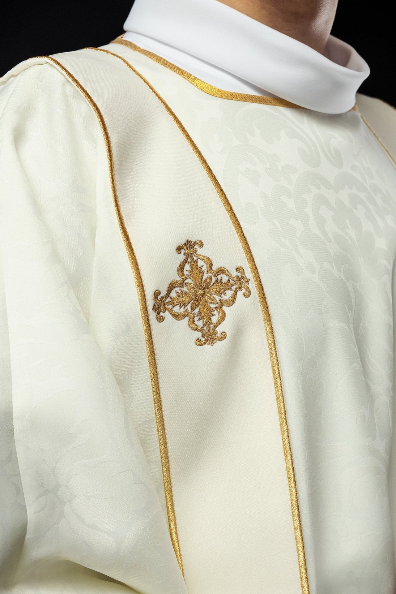 Dalmatyka Liturgiczna Ecru ze Złotym Krzyżem - Haftowana - SZATYLITURGICZNE.PL