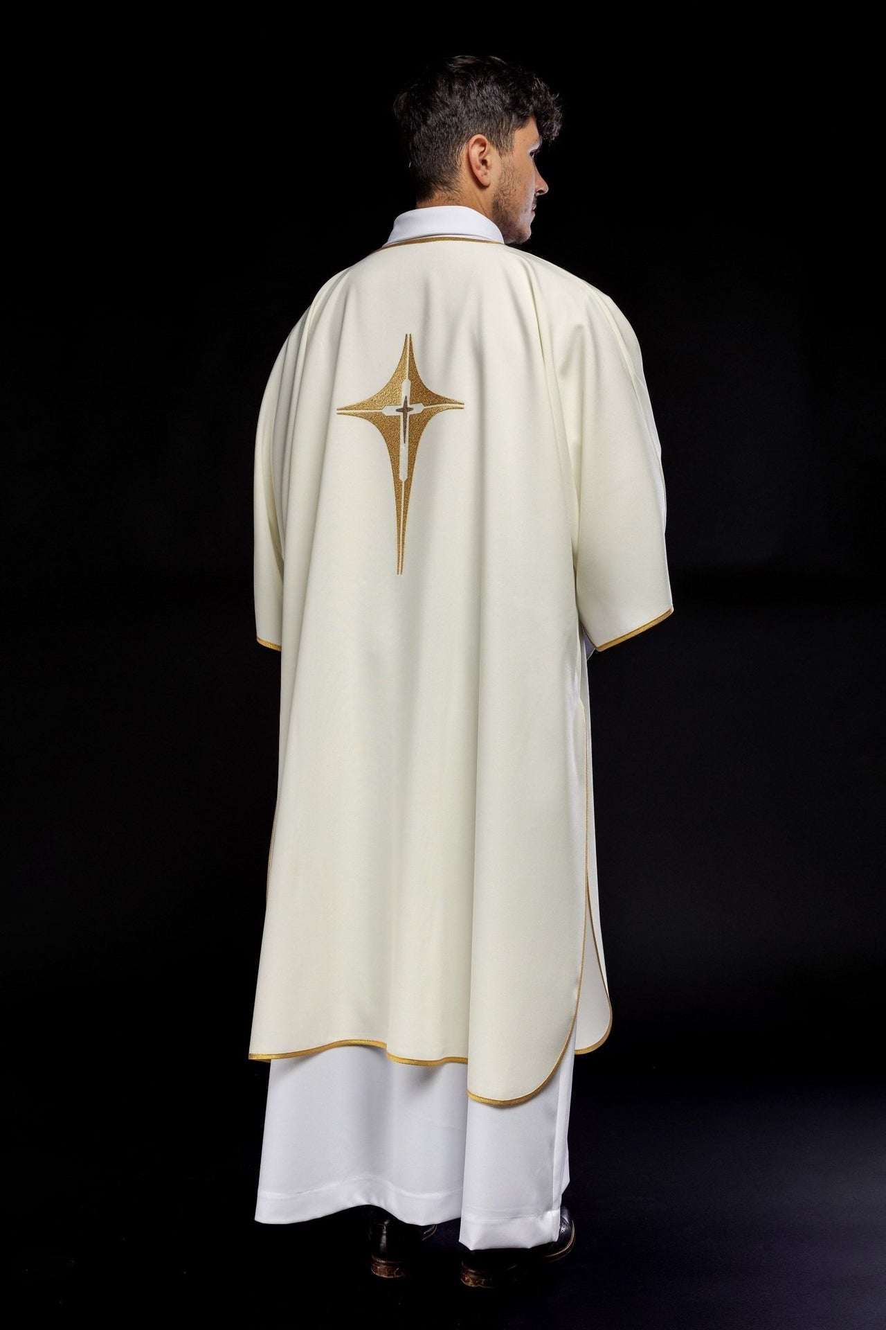 Dalmatyka Liturgiczna Ecru ze Złotym Krzyżem Haftowanym - SZATYLITURGICZNE.PL