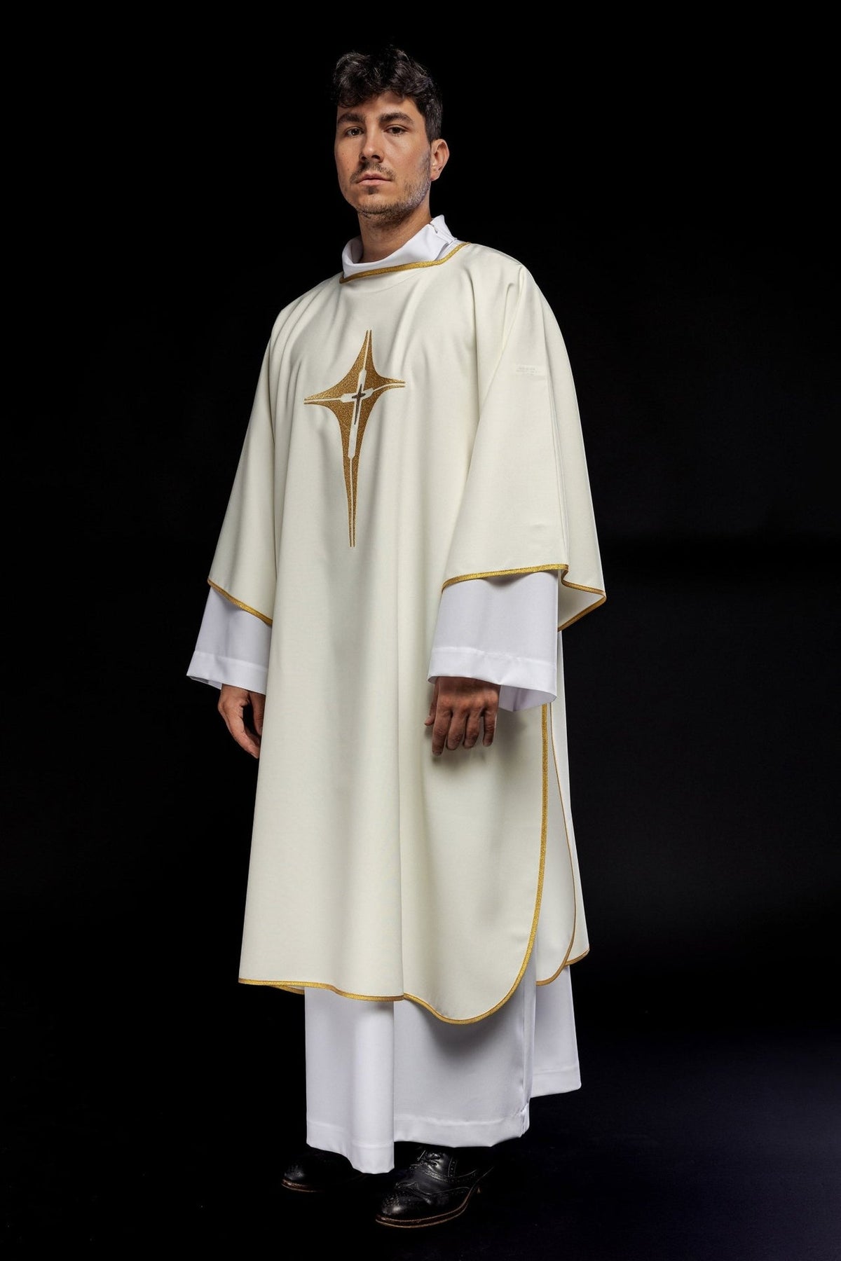 Dalmatyka Liturgiczna Ecru ze Złotym Krzyżem Haftowanym - SZATYLITURGICZNE.PL