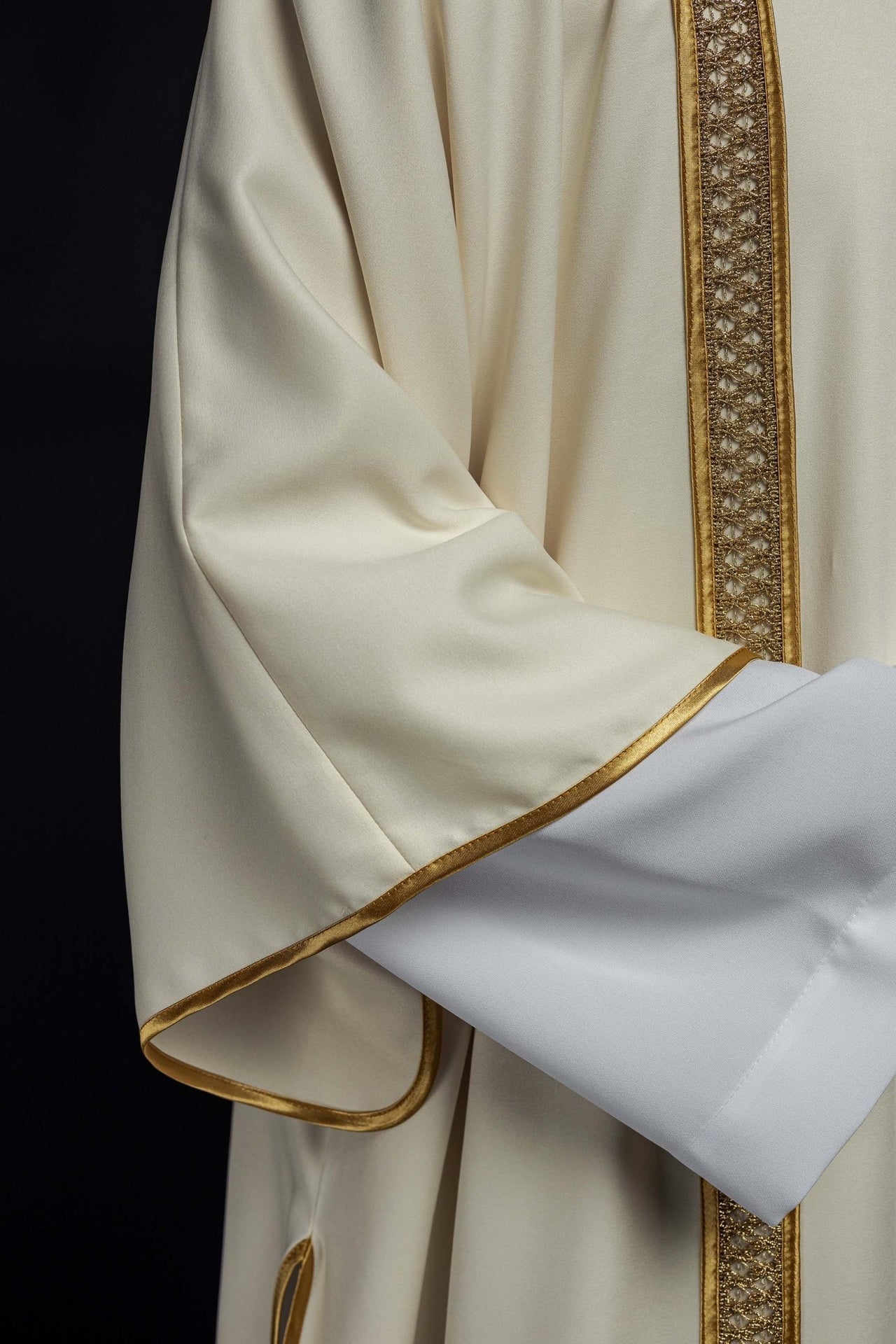 Dalmatyka Liturgiczna Ecru ze Złotymi Pasami i Stułą - SZATYLITURGICZNE.PL