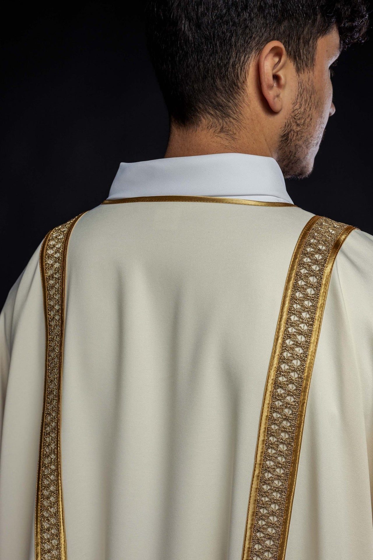 Dalmatyka Liturgiczna Ecru ze Złotymi Pasami i Stułą - SZATYLITURGICZNE.PL