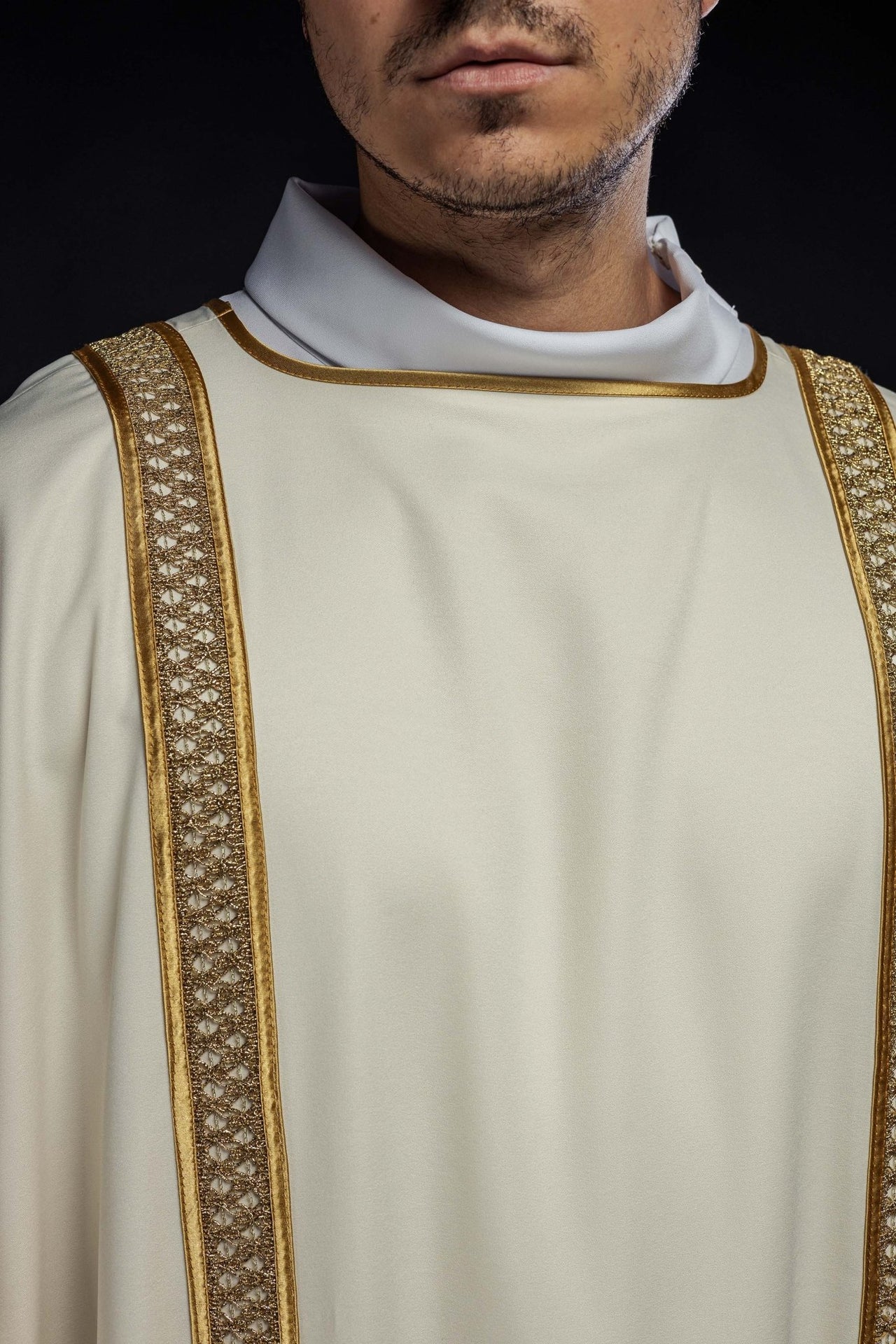 Dalmatyka Liturgiczna Ecru ze Złotymi Pasami i Stułą - SZATYLITURGICZNE.PL