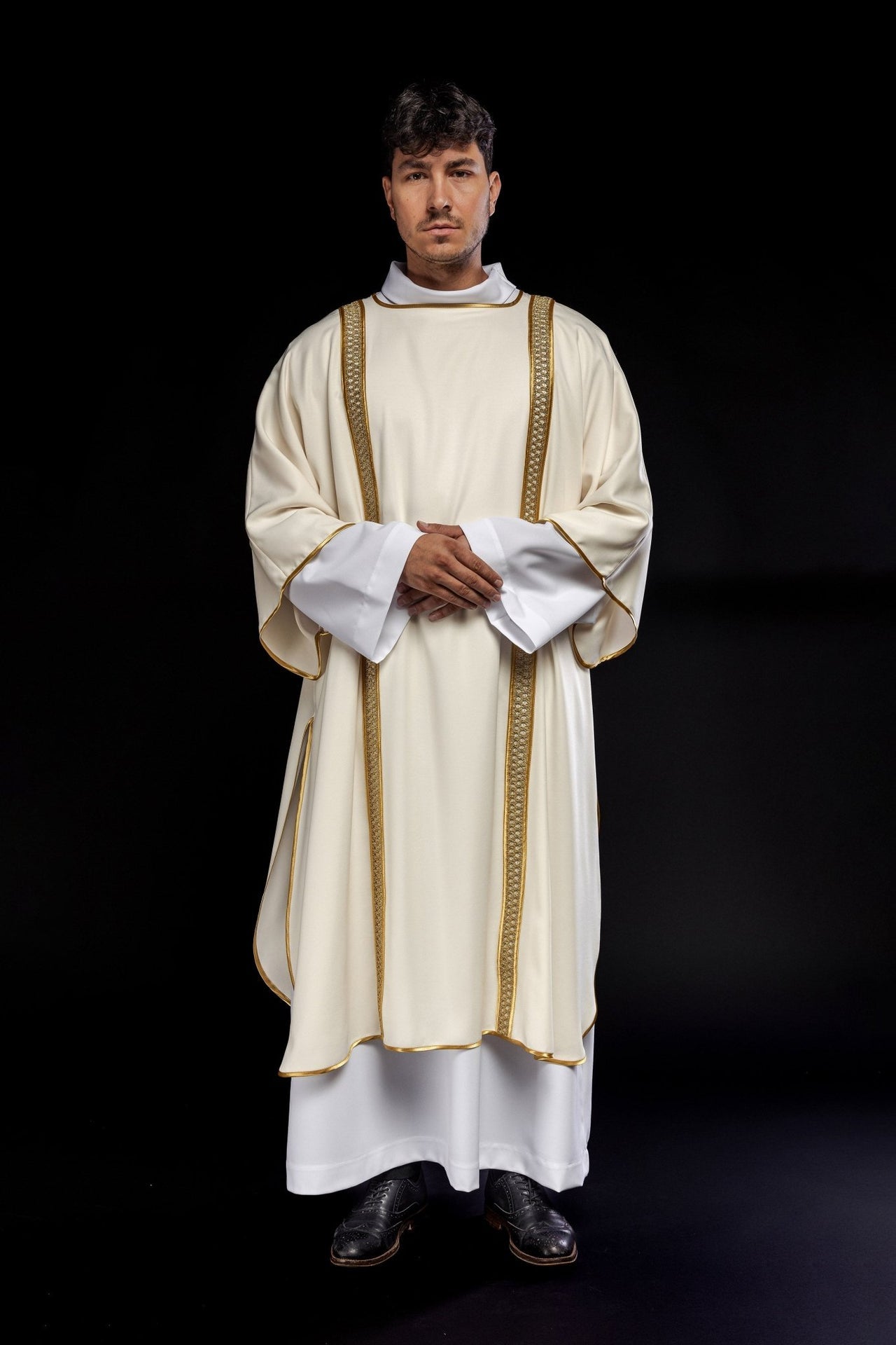 Dalmatyka Liturgiczna Ecru ze Złotymi Pasami i Stułą - SZATYLITURGICZNE.PL