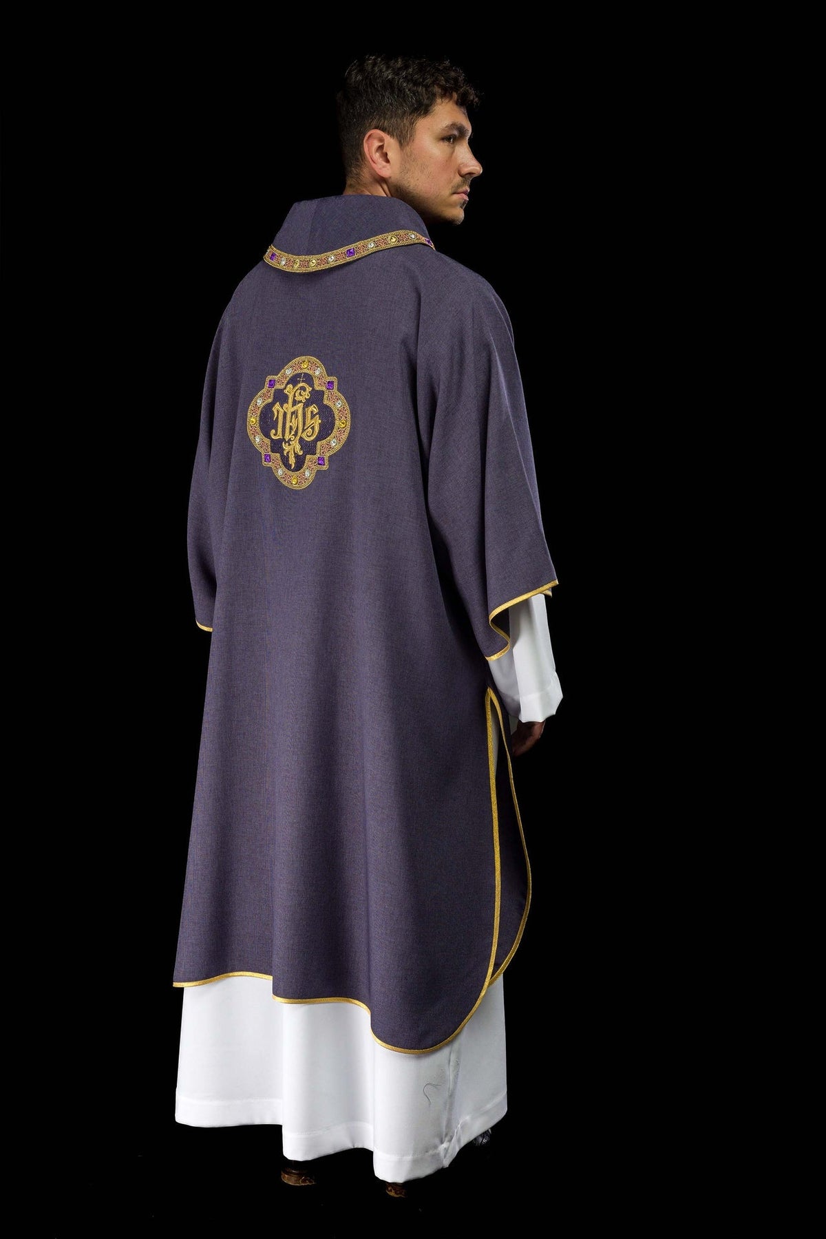 Dalmatyka Liturgiczna Fioletowa IHS - Elegancki Haft i Polska Produkcja - SZATYLITURGICZNE.PL