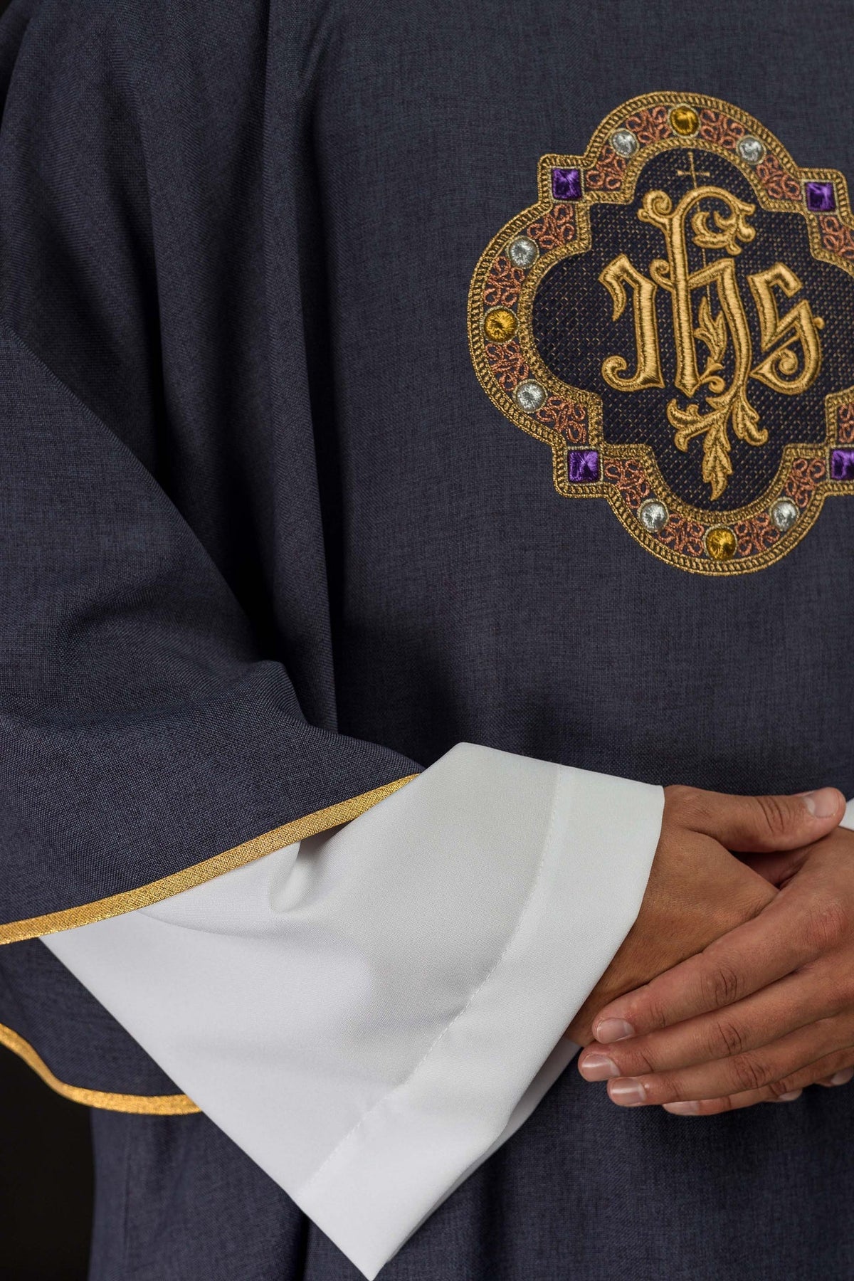 Dalmatyka Liturgiczna Fioletowa IHS - Elegancki Haft i Polska Produkcja - SZATYLITURGICZNE.PL