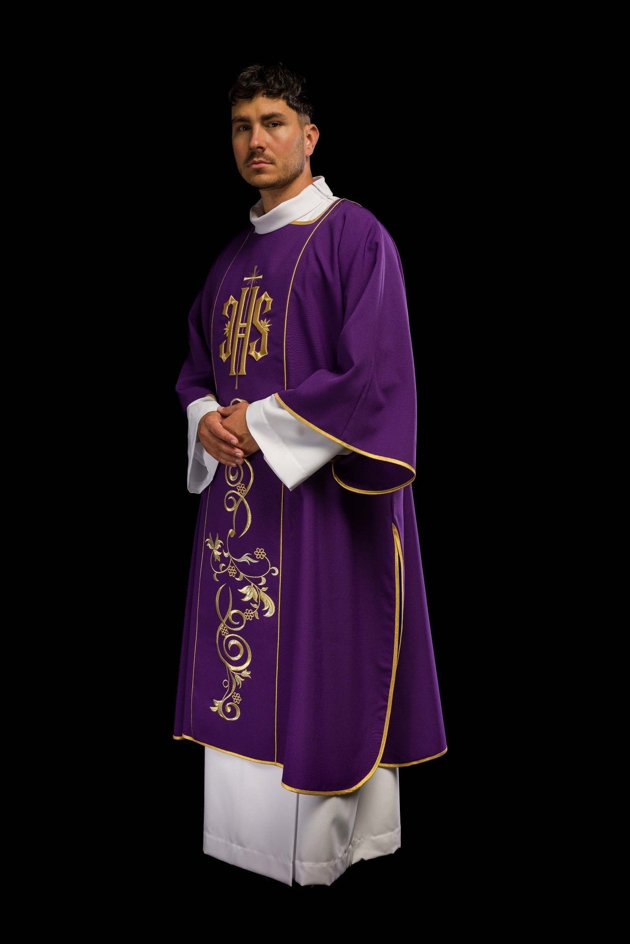 Dalmatyka Liturgiczna Fioletowa z Haftem IHS i Złotą Lamówką - SZATYLITURGICZNE.PL