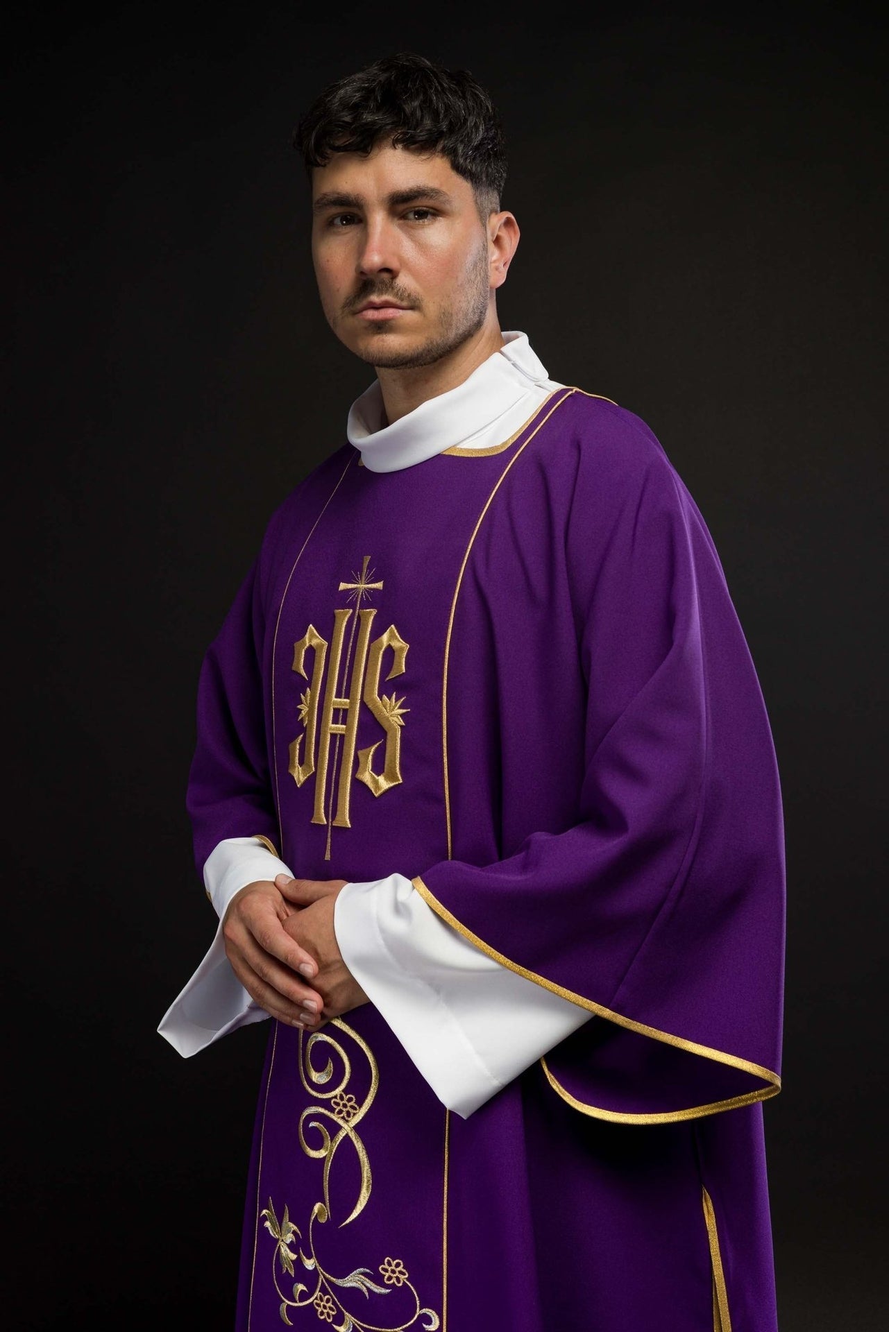 Dalmatyka Liturgiczna Fioletowa z Haftem IHS i Złotą Lamówką - SZATYLITURGICZNE.PL