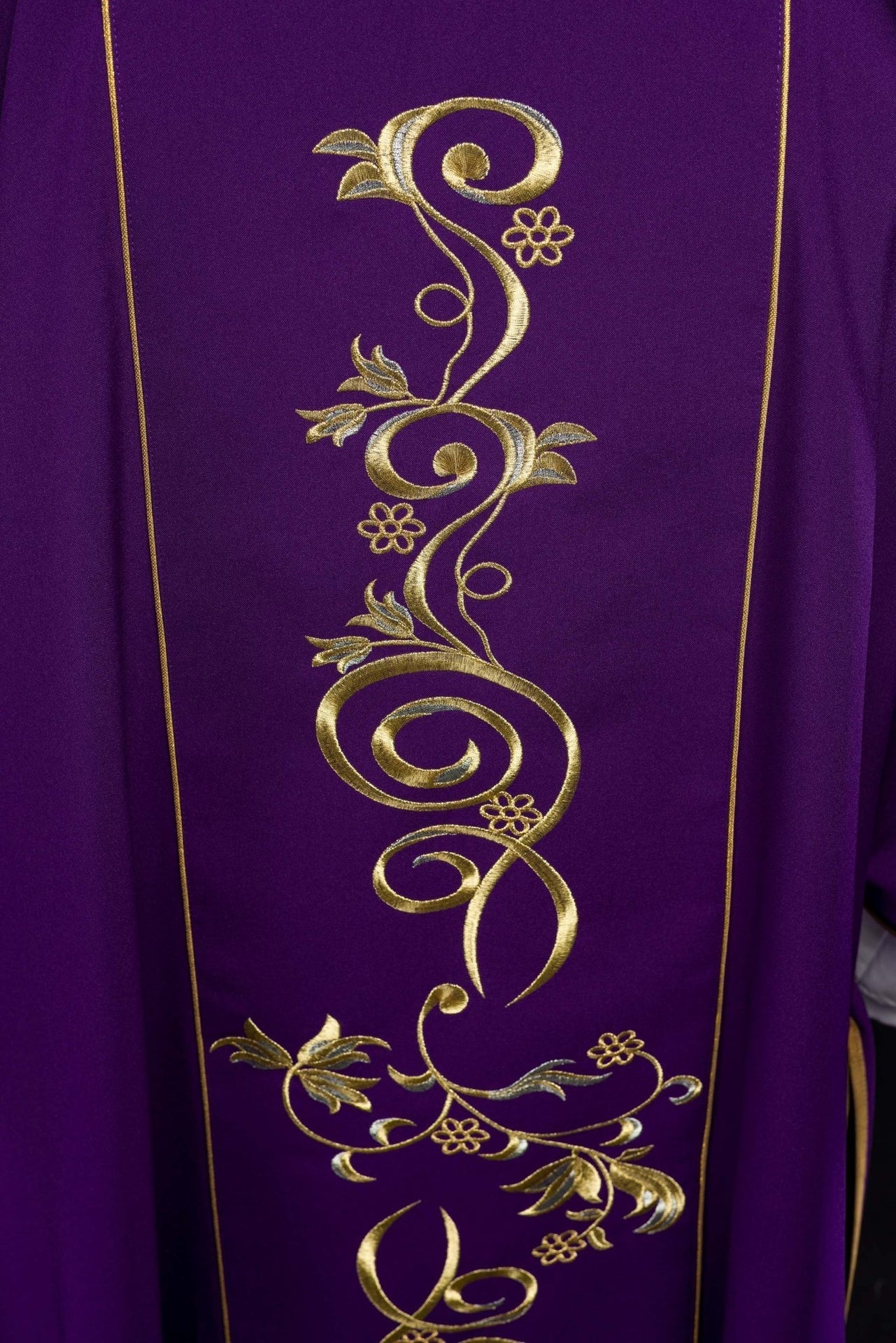 Dalmatyka Liturgiczna Fioletowa z Haftem IHS i Złotą Lamówką - SZATYLITURGICZNE.PL