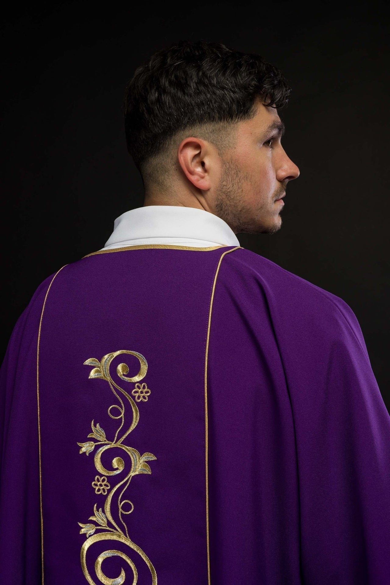 Dalmatyka Liturgiczna Fioletowa z Haftem IHS i Złotą Lamówką - SZATYLITURGICZNE.PL
