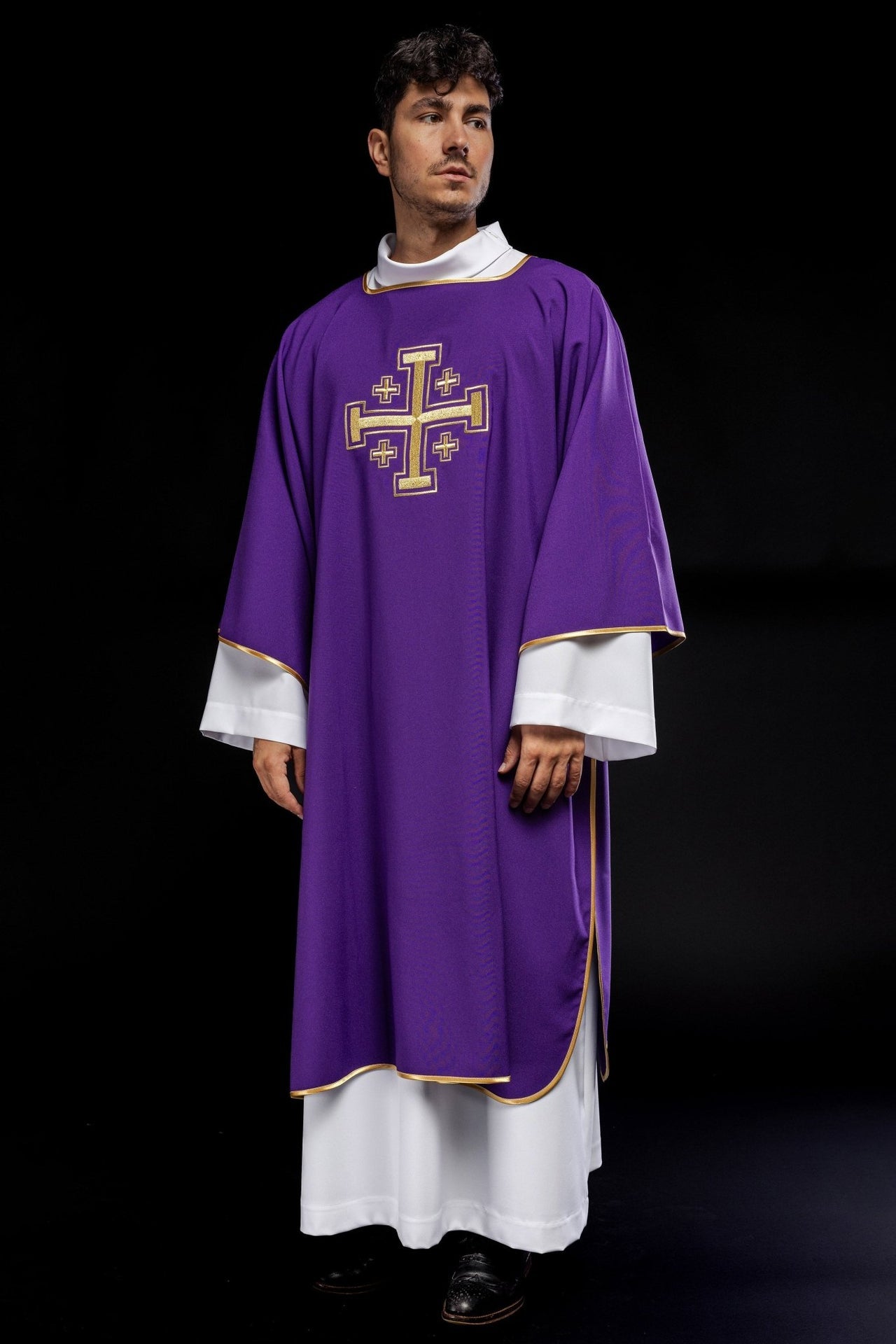 Dalmatyka Liturgiczna Fioletowa ze Złotym Krzyżem - Komplet ze Stułą - SZATYLITURGICZNE.PL