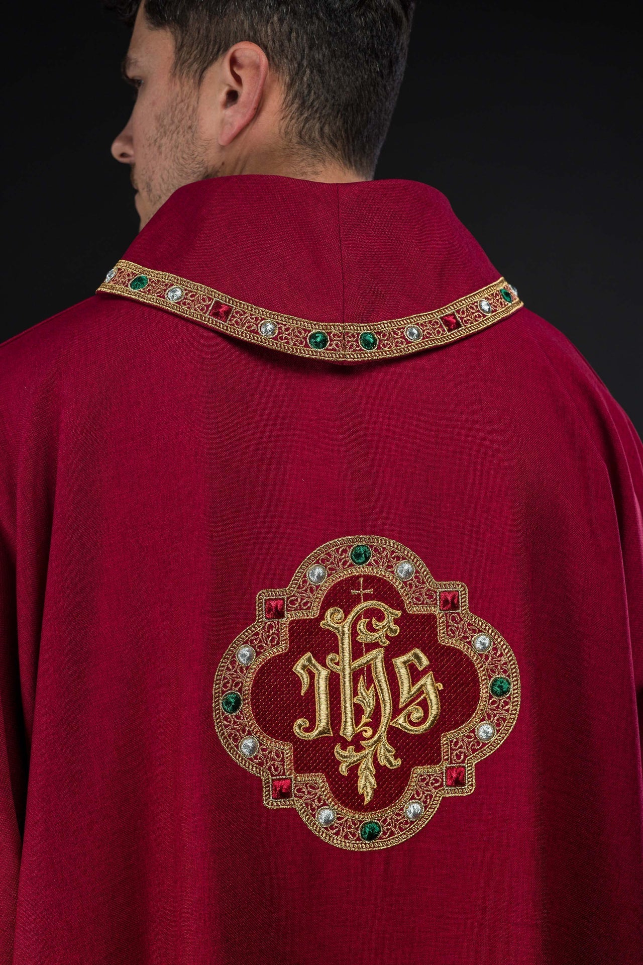 Dalmatyka Liturgiczna IHS Czerwona z Haftowaną Lamówką - Polska Produkcja - SZATYLITURGICZNE.PL